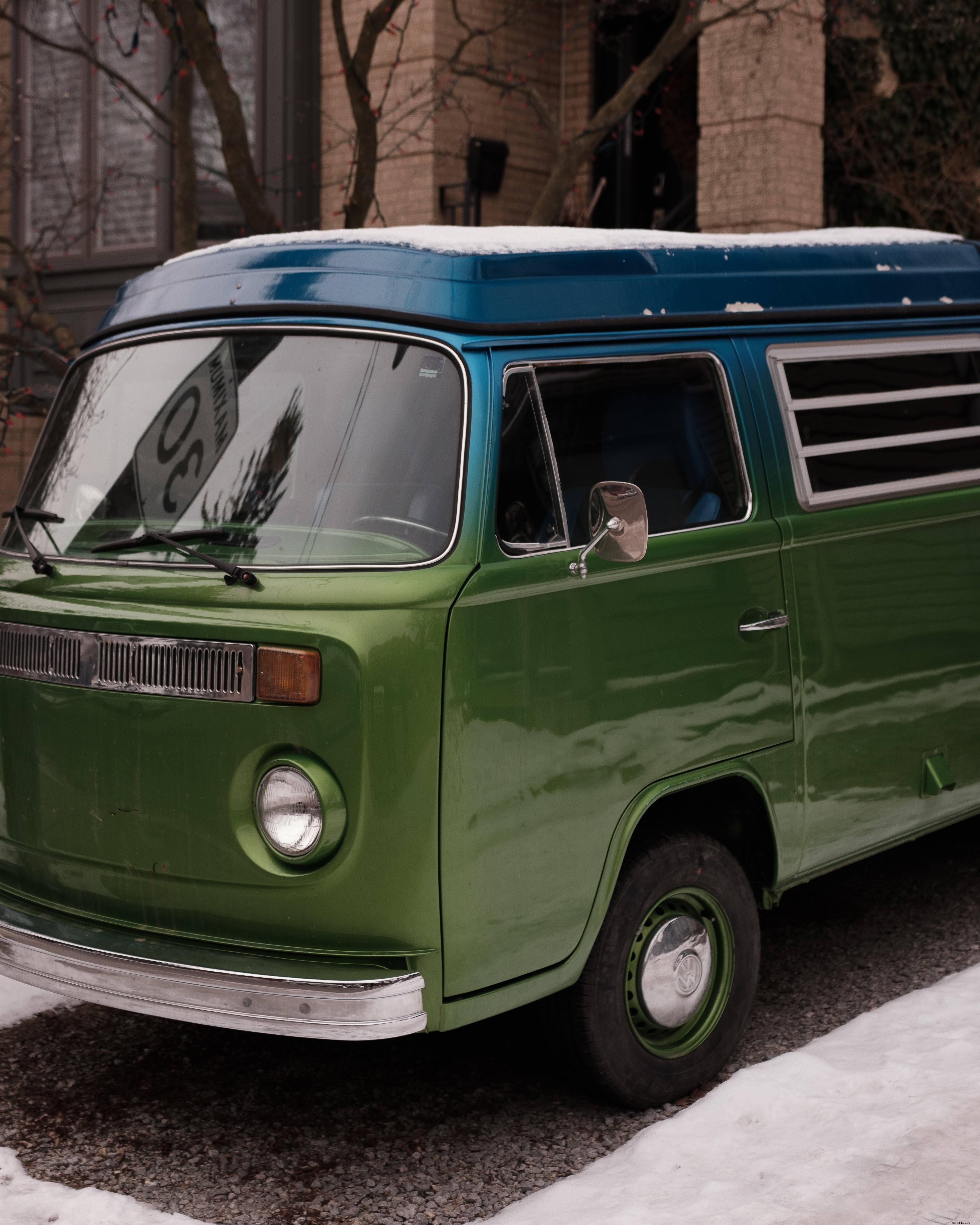 Foto vintage estacionada de autocaravana azul y verde 