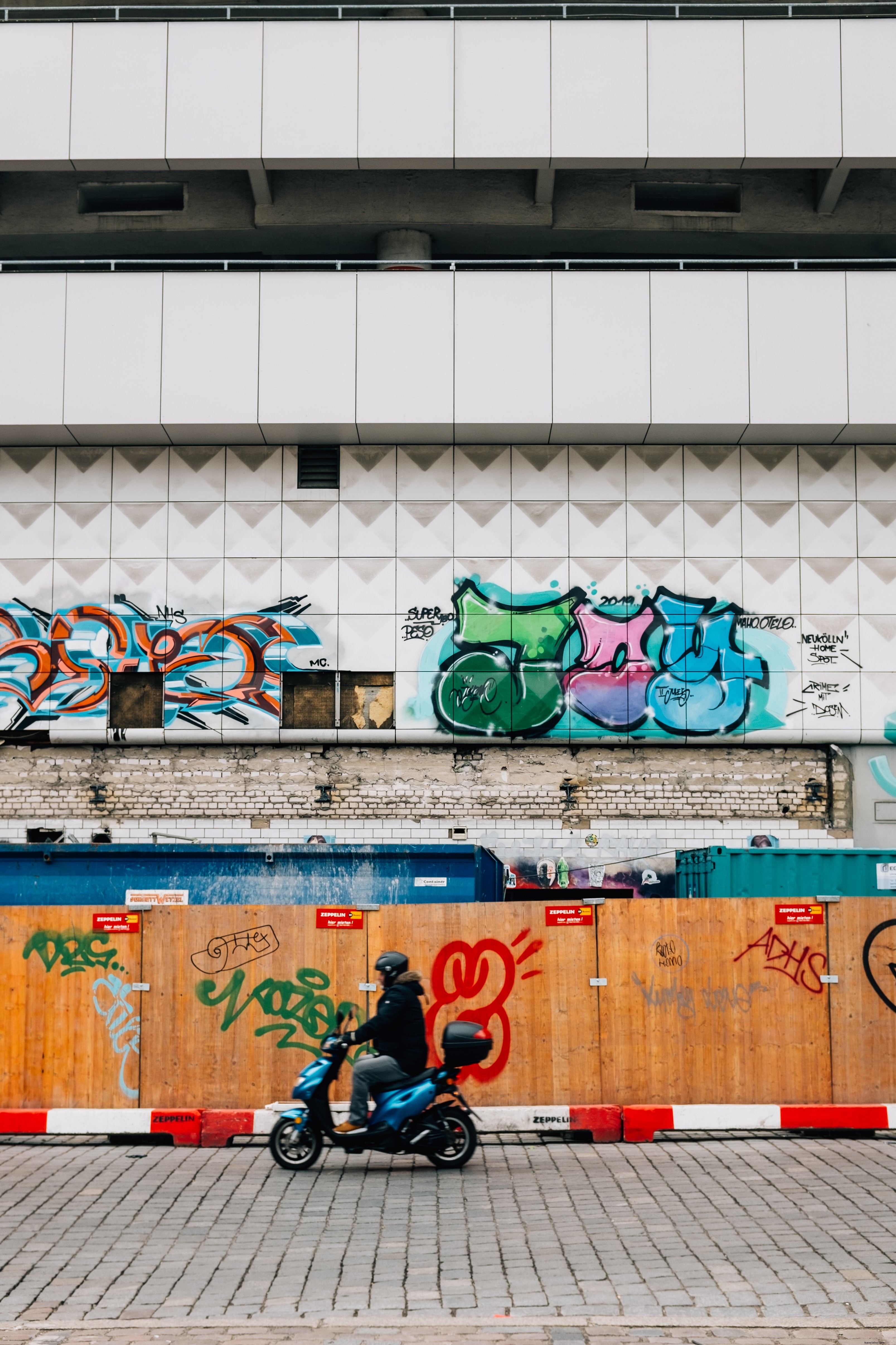 Uma aventura de motocicleta passando por uma foto de graffiti 