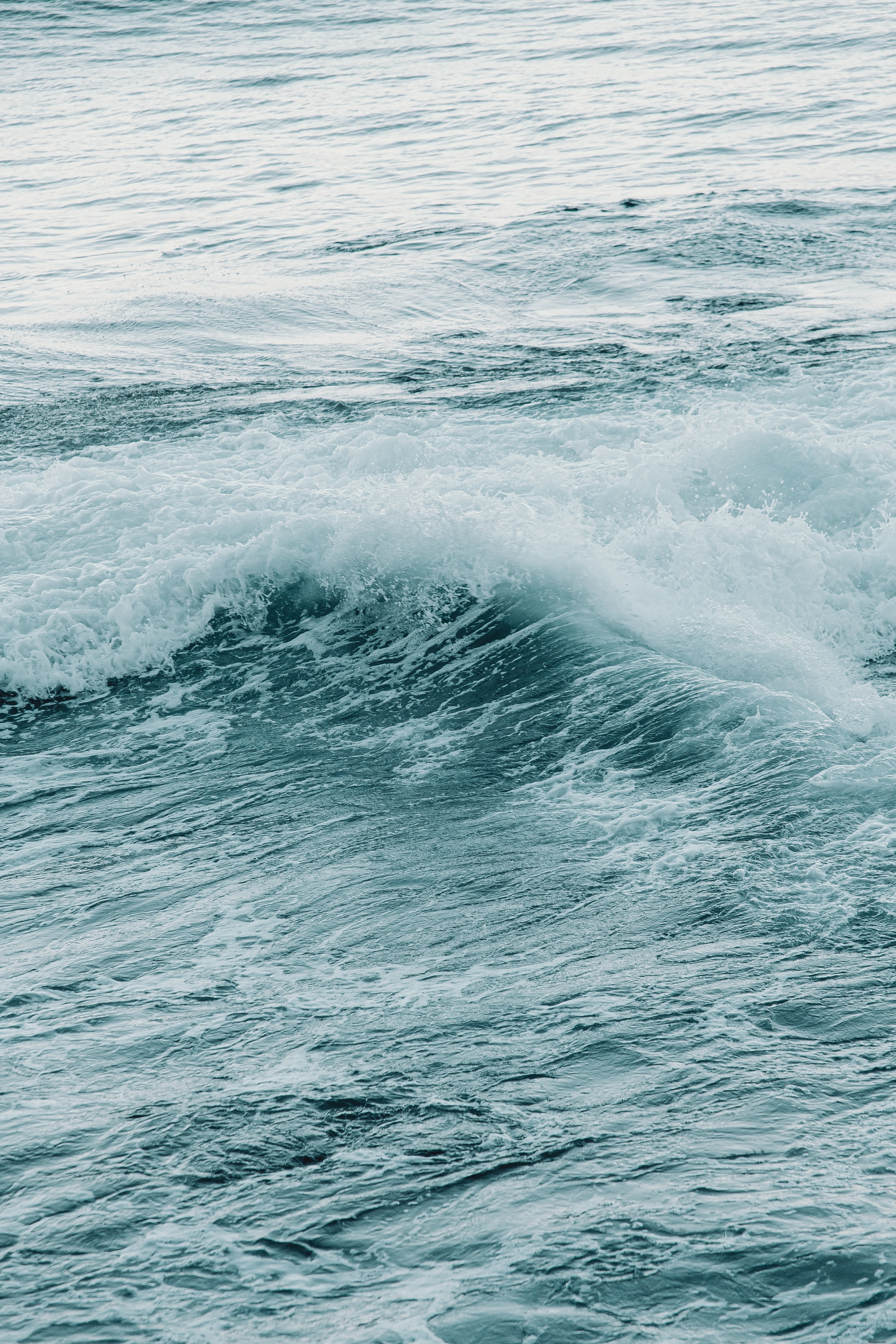 Onde blu e bianche che si infrangono foto 