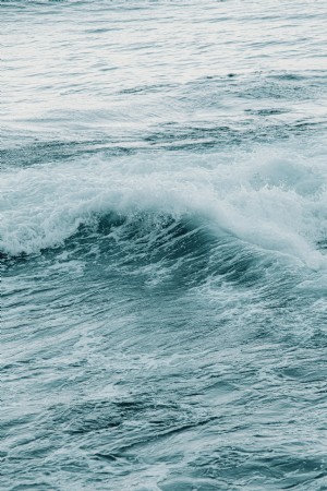 Foto de olas azules y blancas rompiendo 