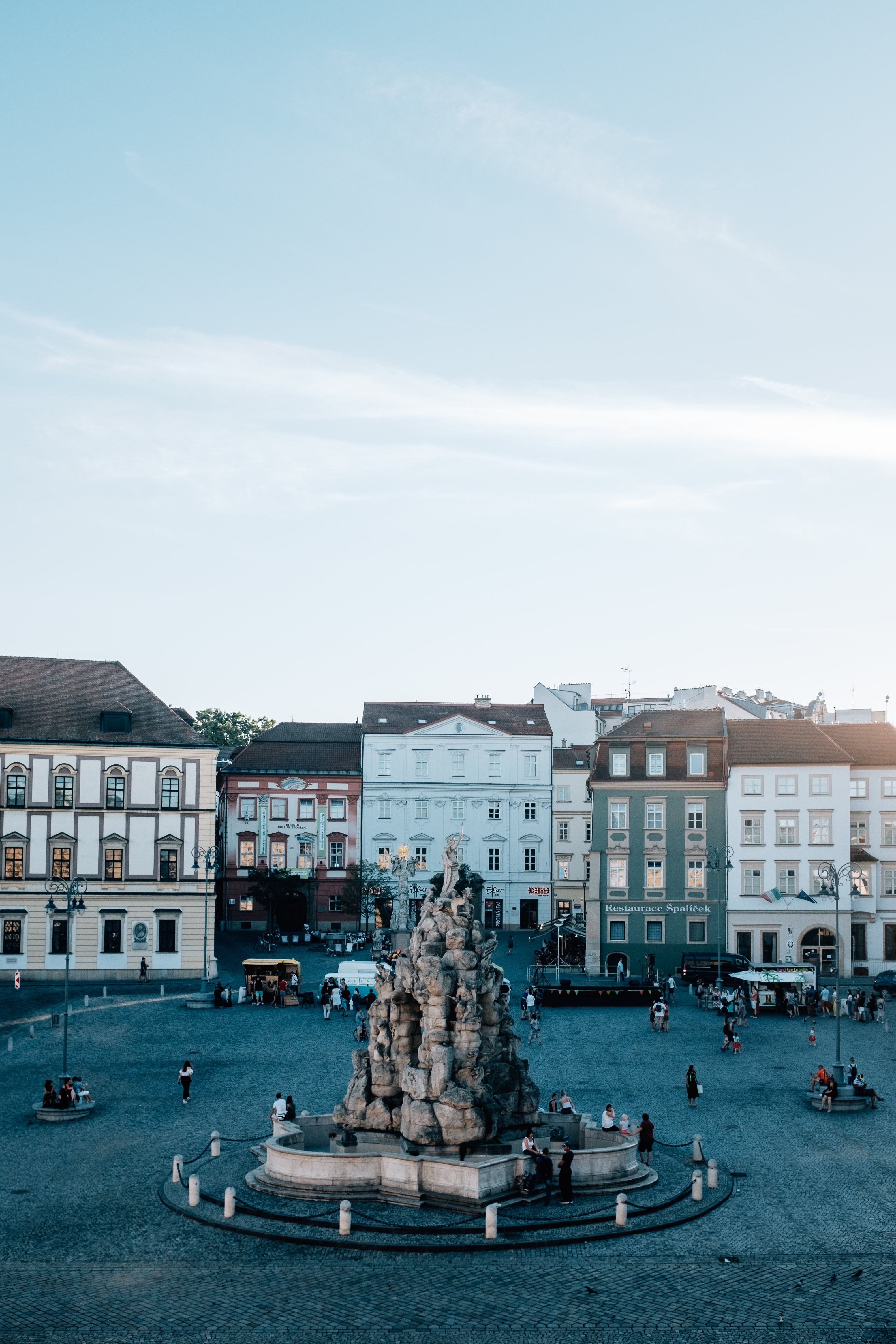 Foto de escultura na praça da cidade 