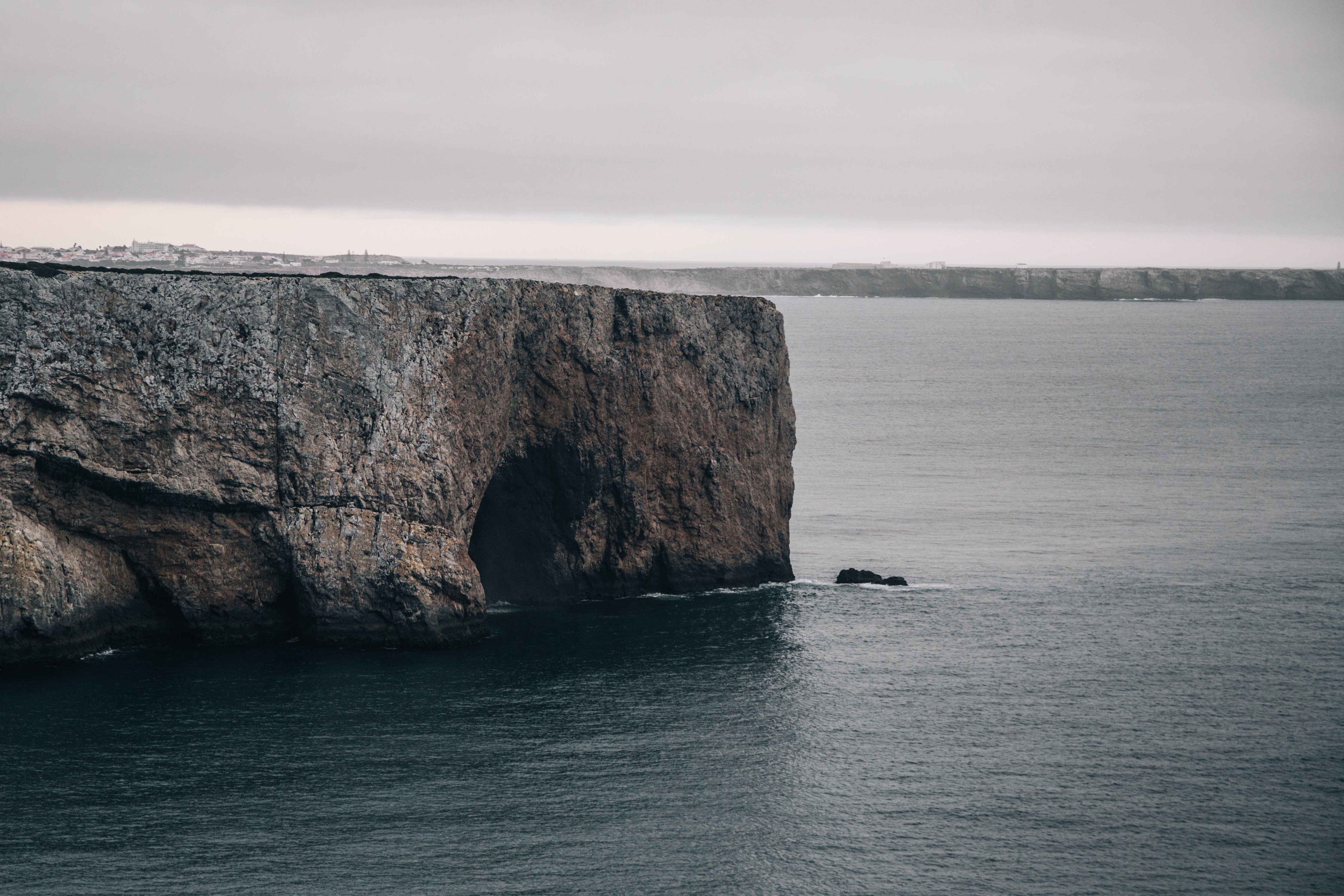 Une grotte avale de l eau glacée sur le côté d une falaise Photo 