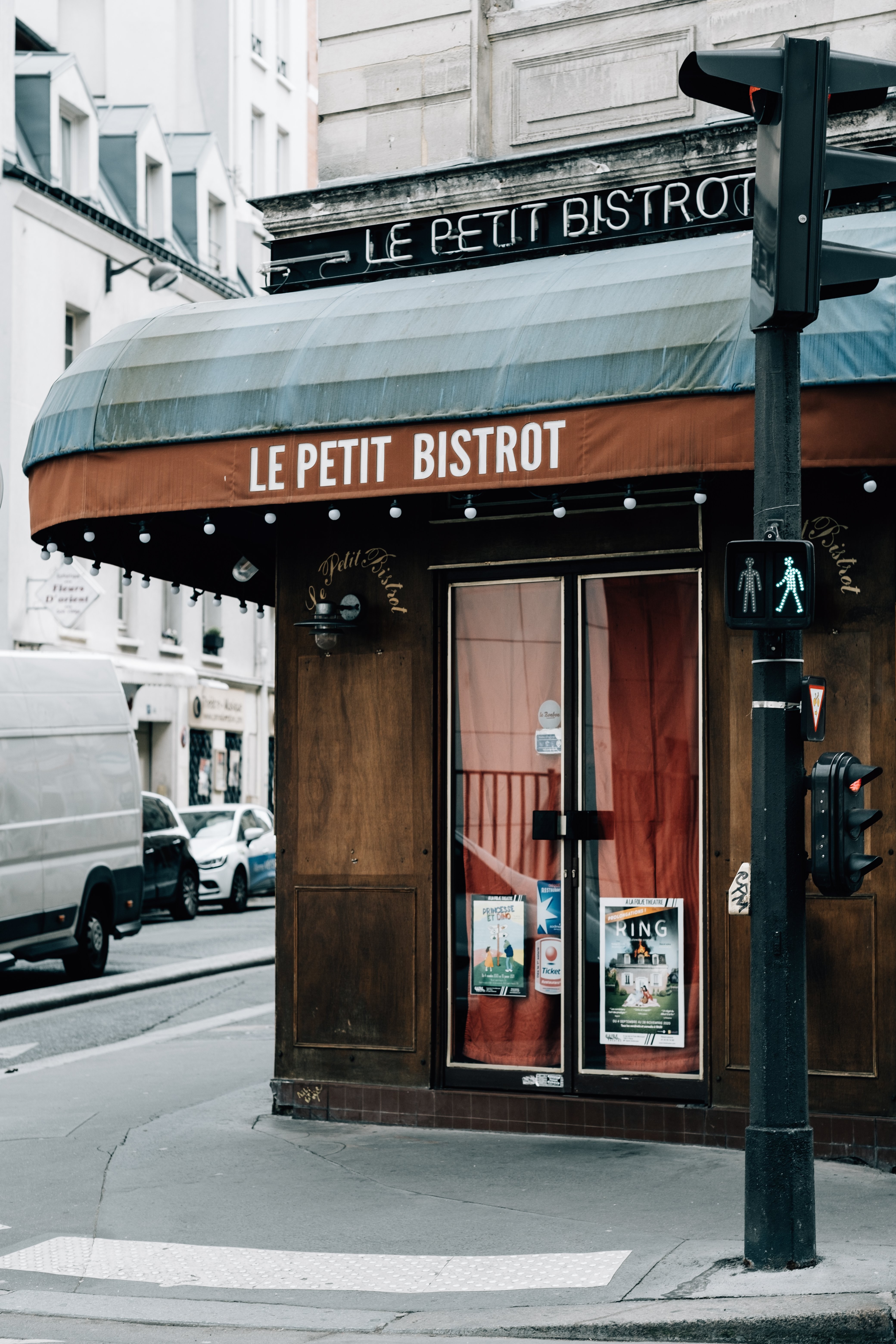 Entrada a un restaurante en una esquina de la calle Foto 