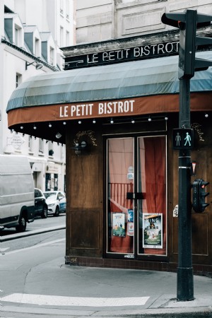 Foto da entrada de um restaurante na esquina de uma rua 