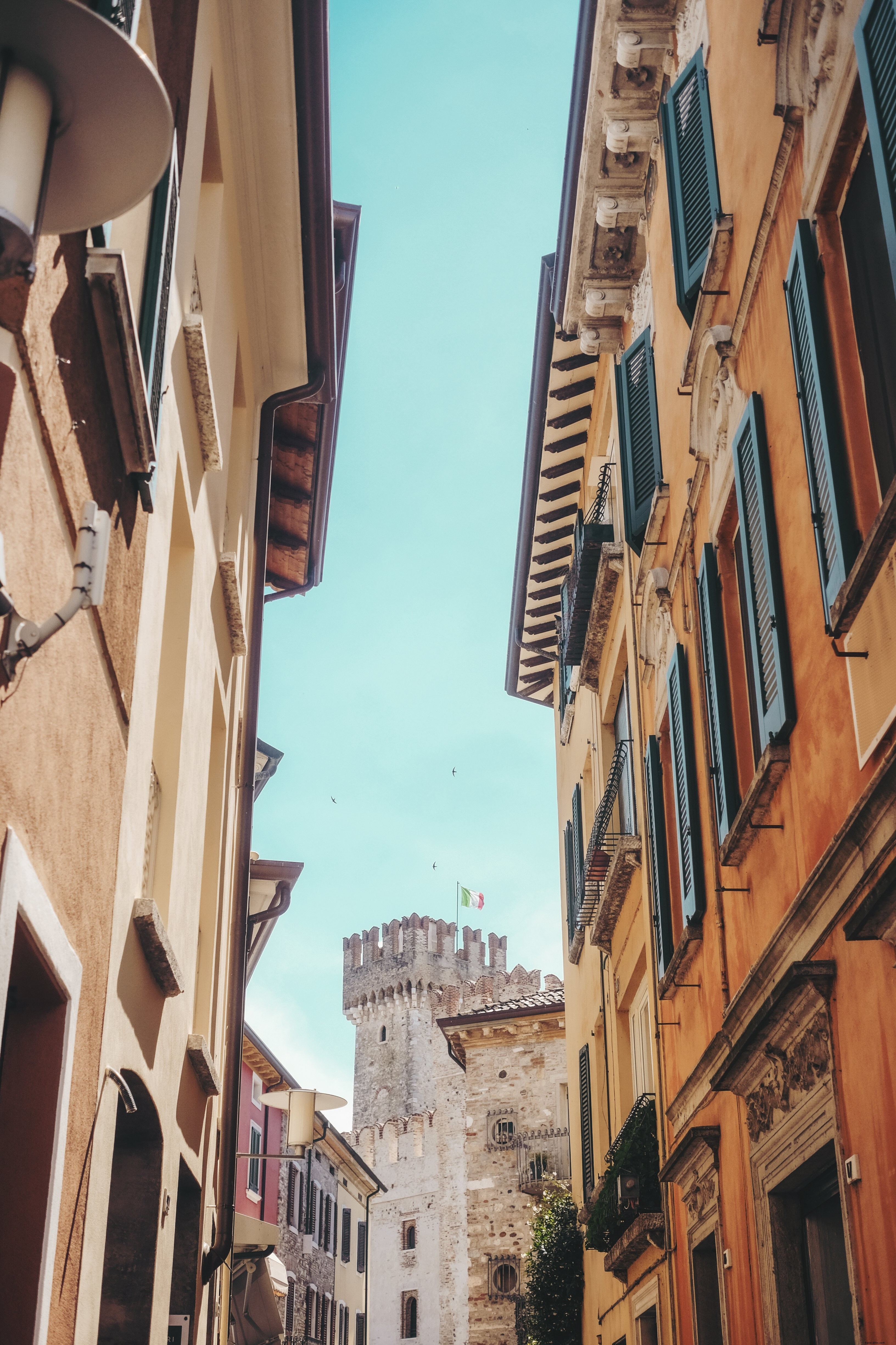 Ciel bleu au-dessus de bâtiments colorés et d un château Photo 