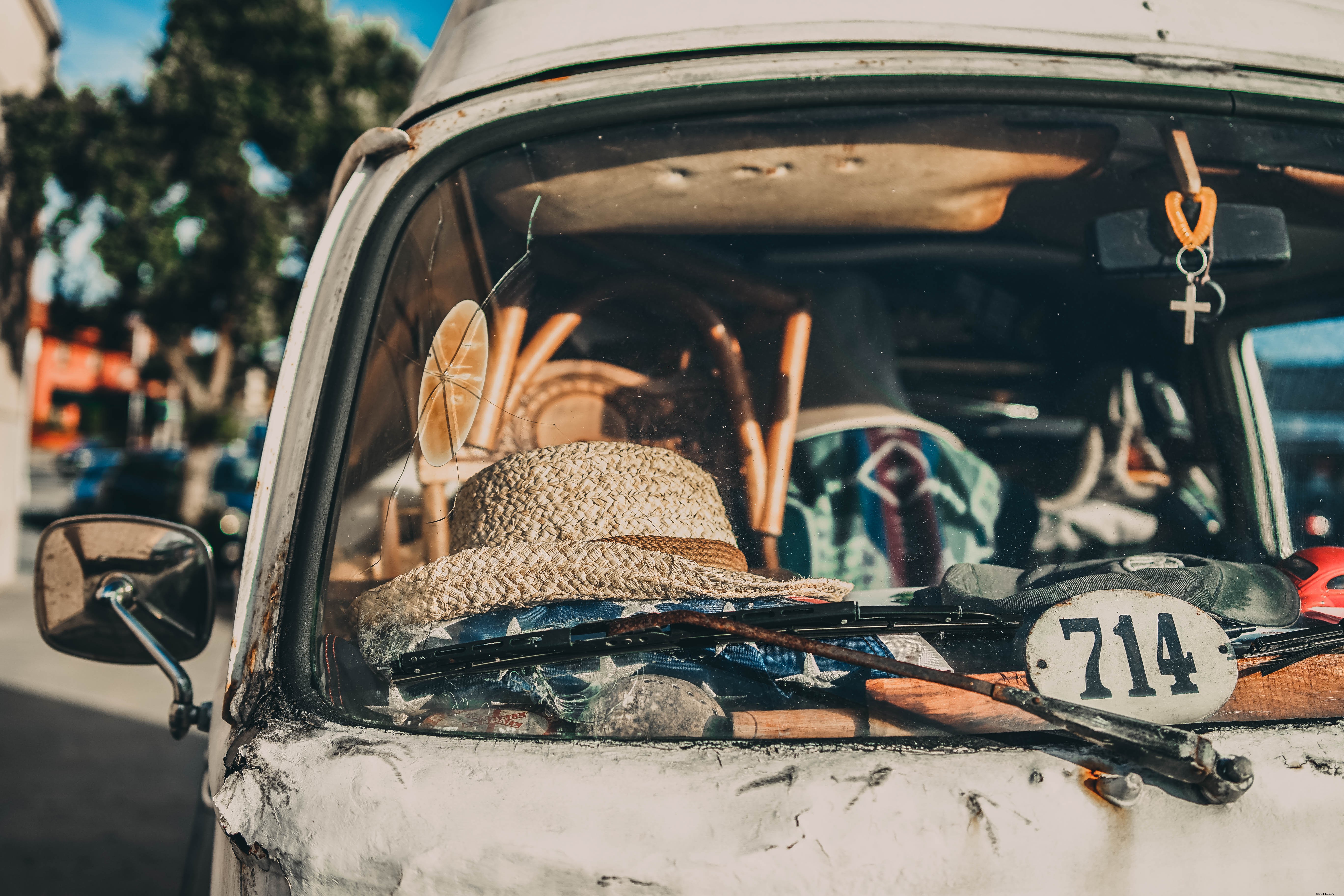 Sombrero de paja blanco se sienta en una foto del tablero de instrumentos de una camioneta 