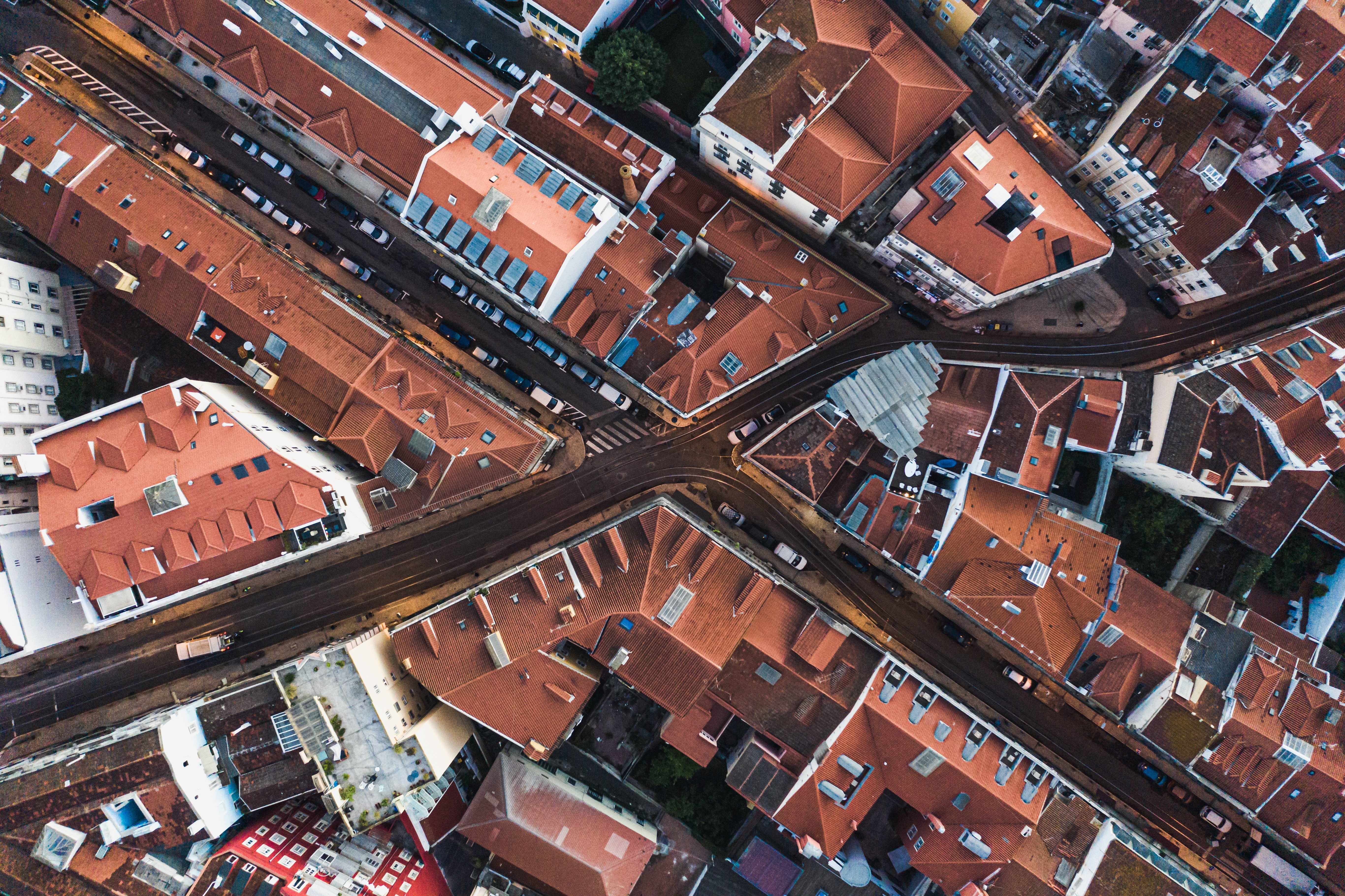 Vista aérea desde el dron de las calles curvas de Lisboa Foto 