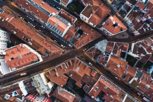 湾曲したリスボンの通りのドローンからの俯瞰写真 
