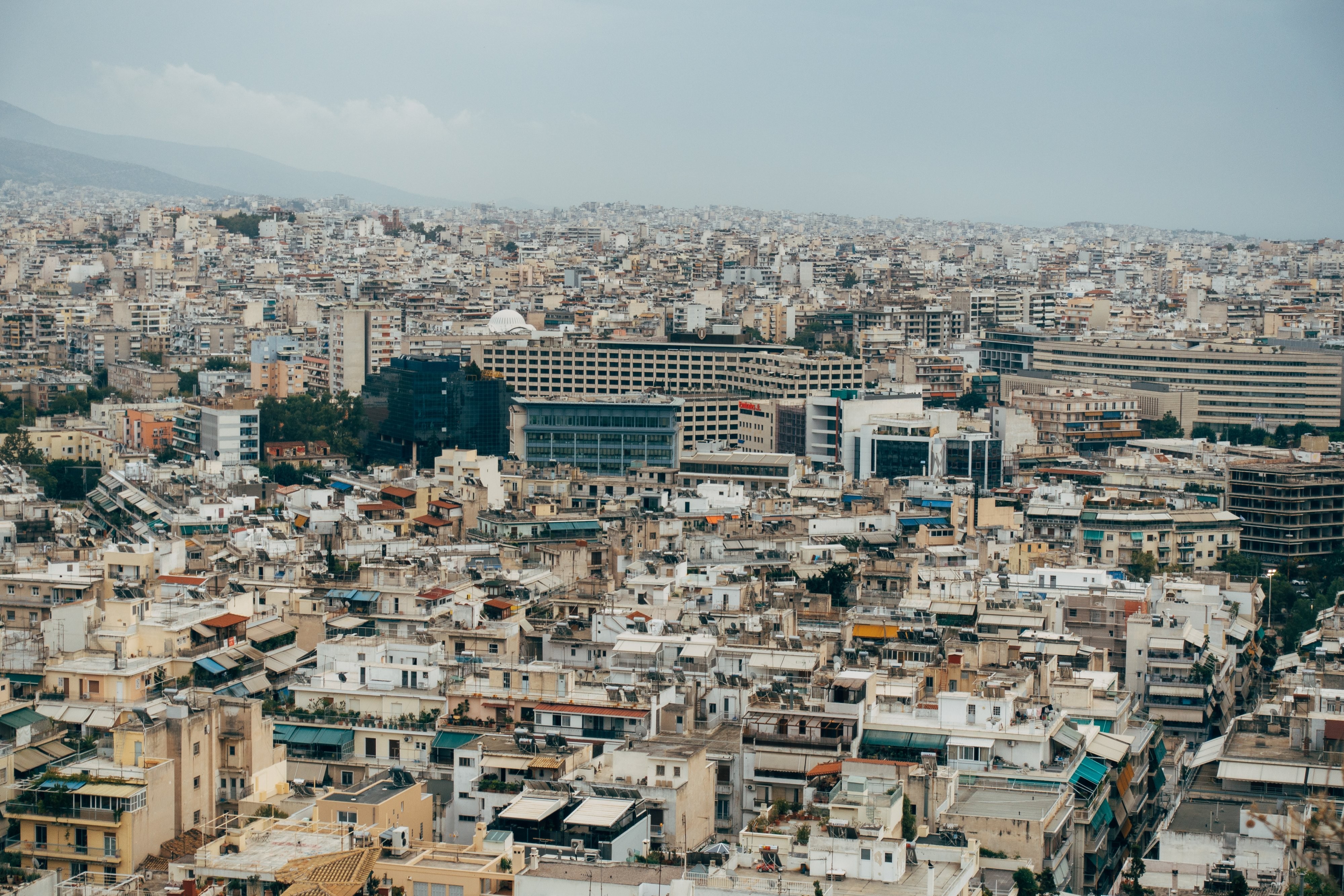 Vista aérea da paisagem urbana com fotos de edifícios brancos 