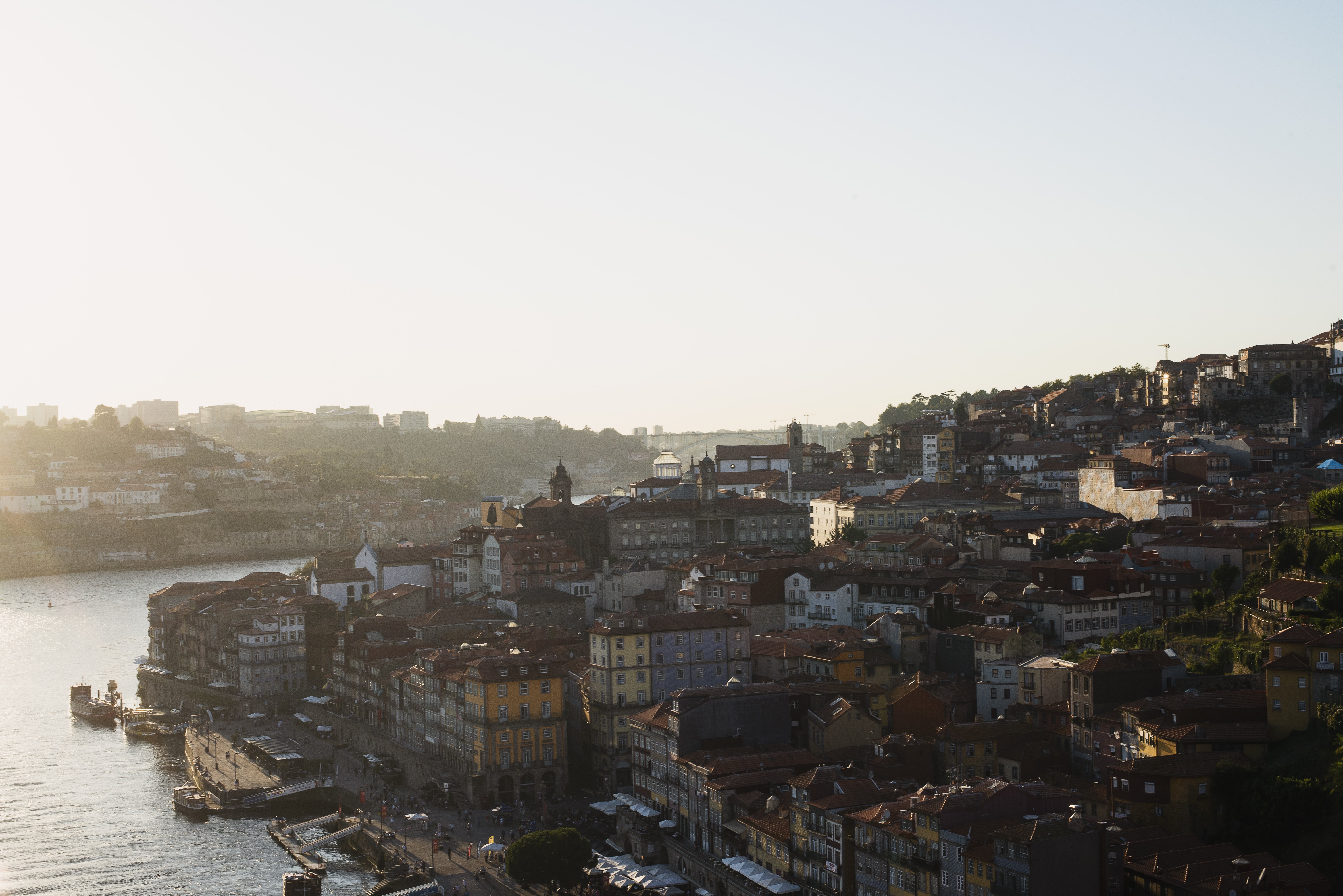 Il sole tramonta in lontananza creando ombre sui tetti foto 