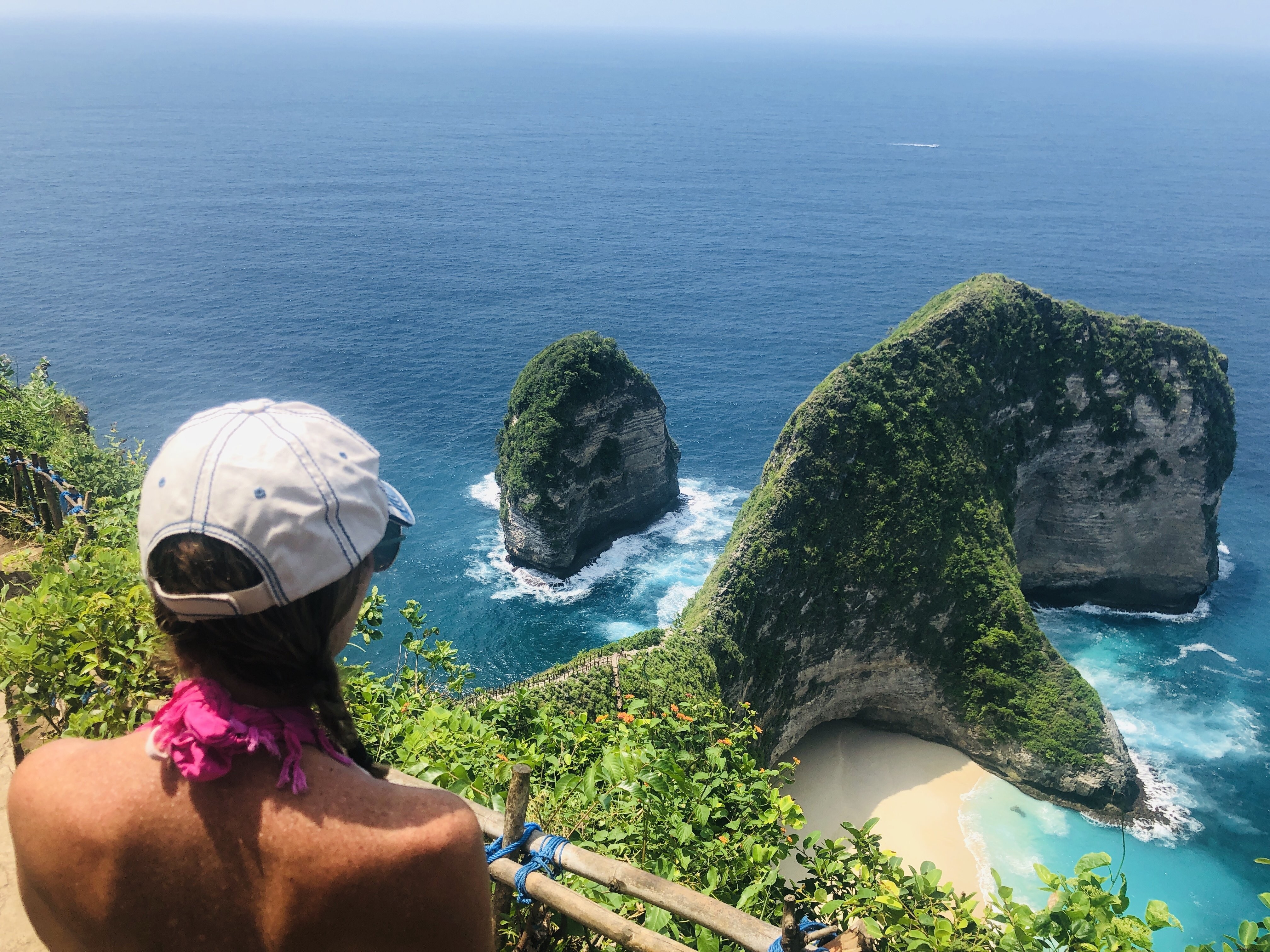 Mujer joven toma la foto de la vista 