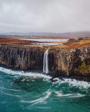 Uma cachoeira desce em cascata ao lado de uma foto de um grande penhasco 