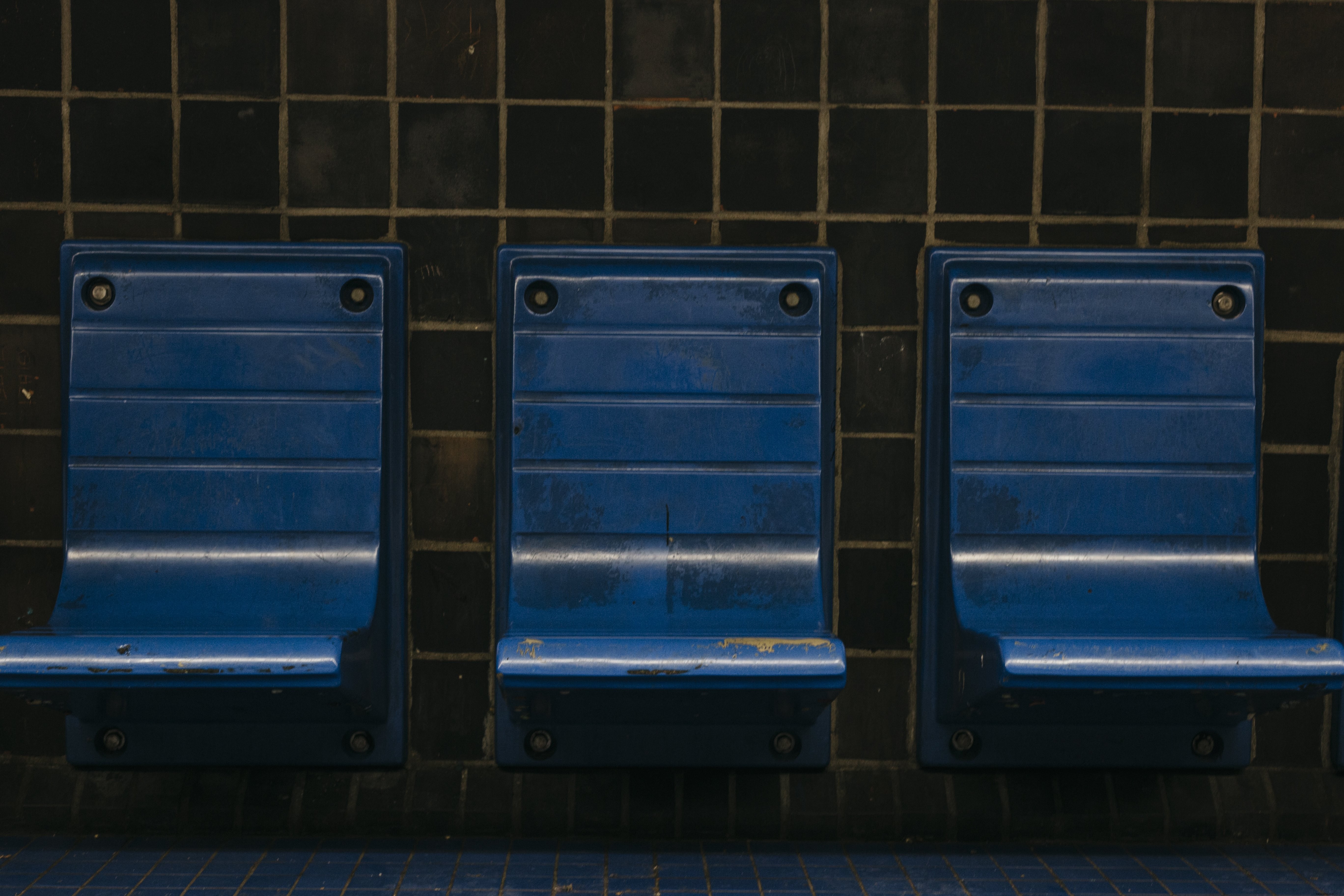 Chaises bleues sur une photo de plate-forme de métro 