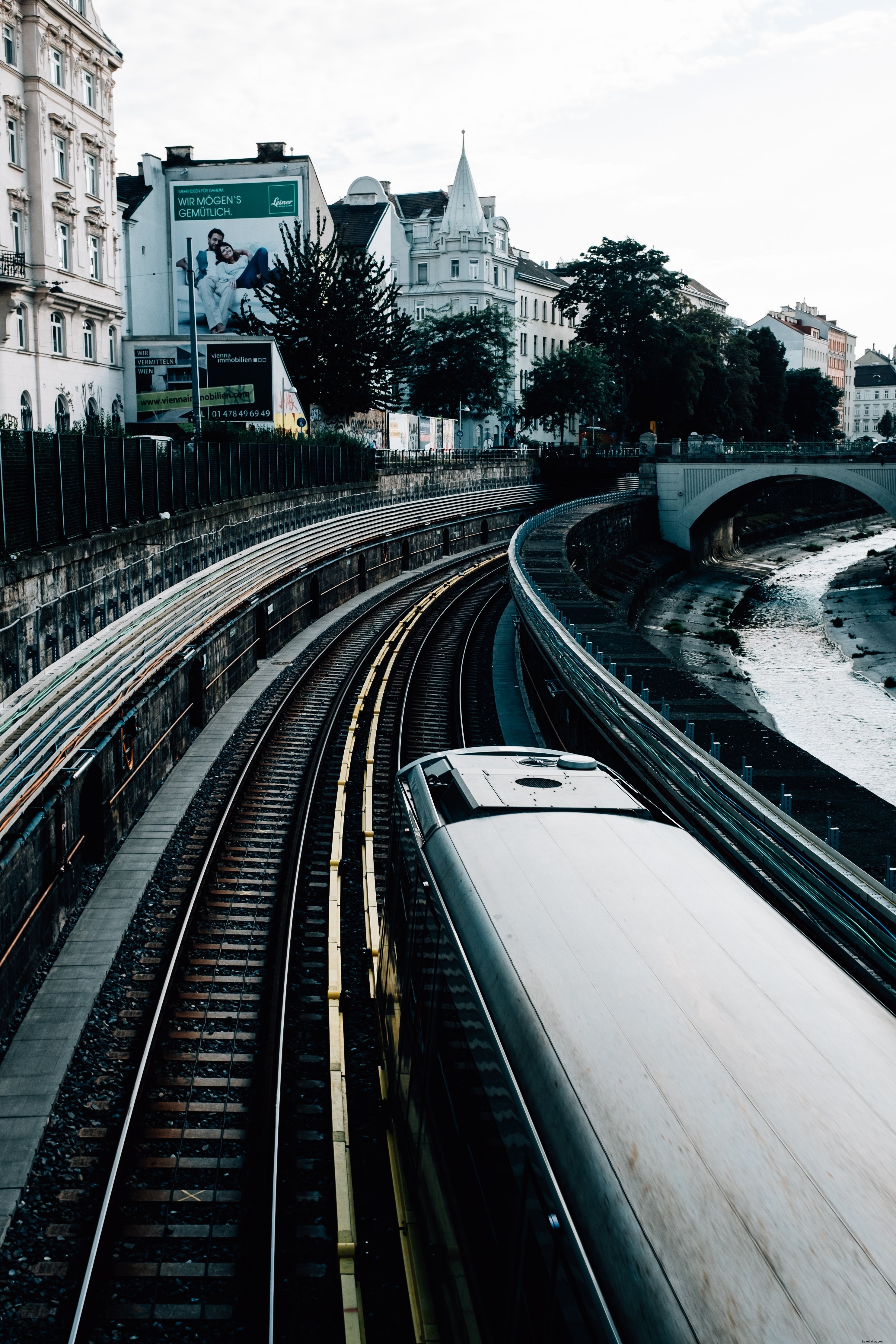 Il treno lascia la stazione sul fiume Photo 