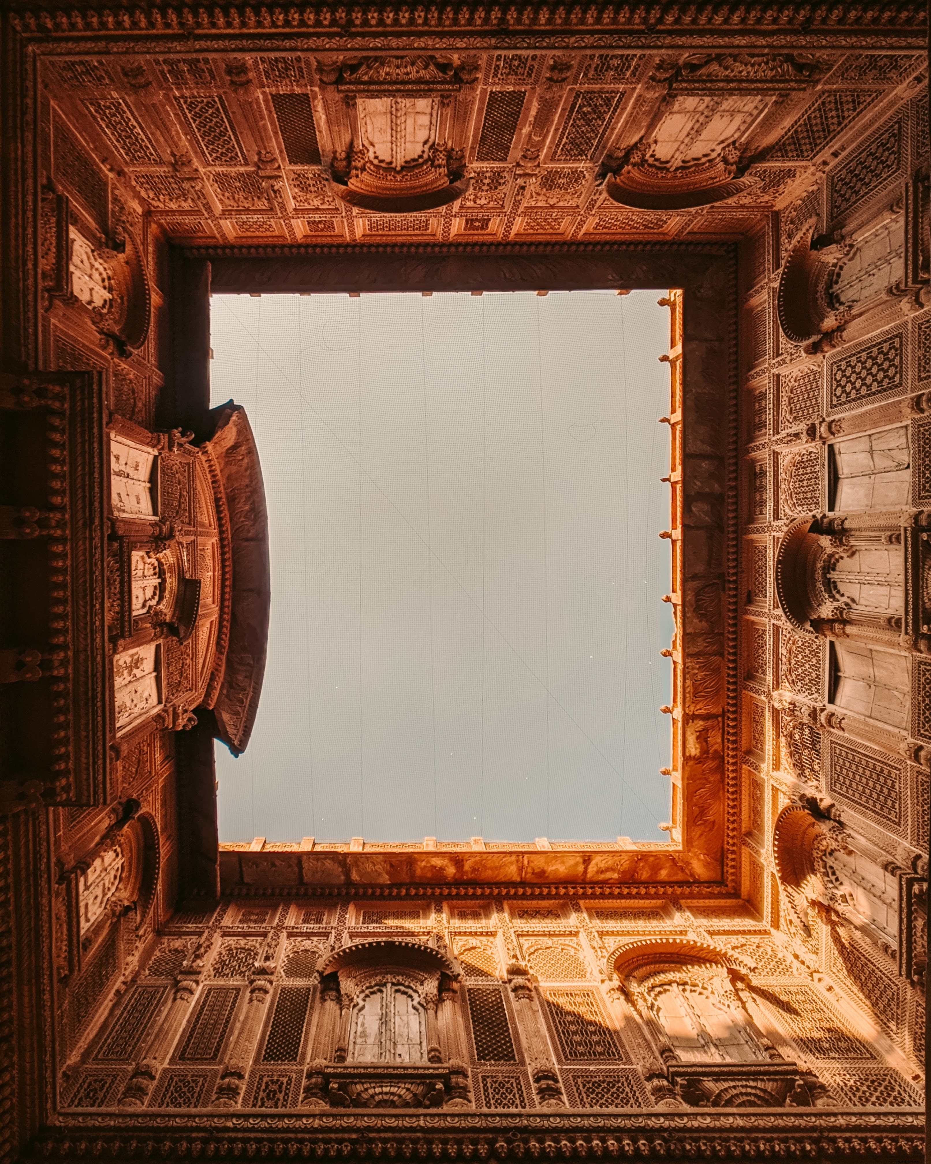 Pemandangan Skyward Dari Foto Halaman 