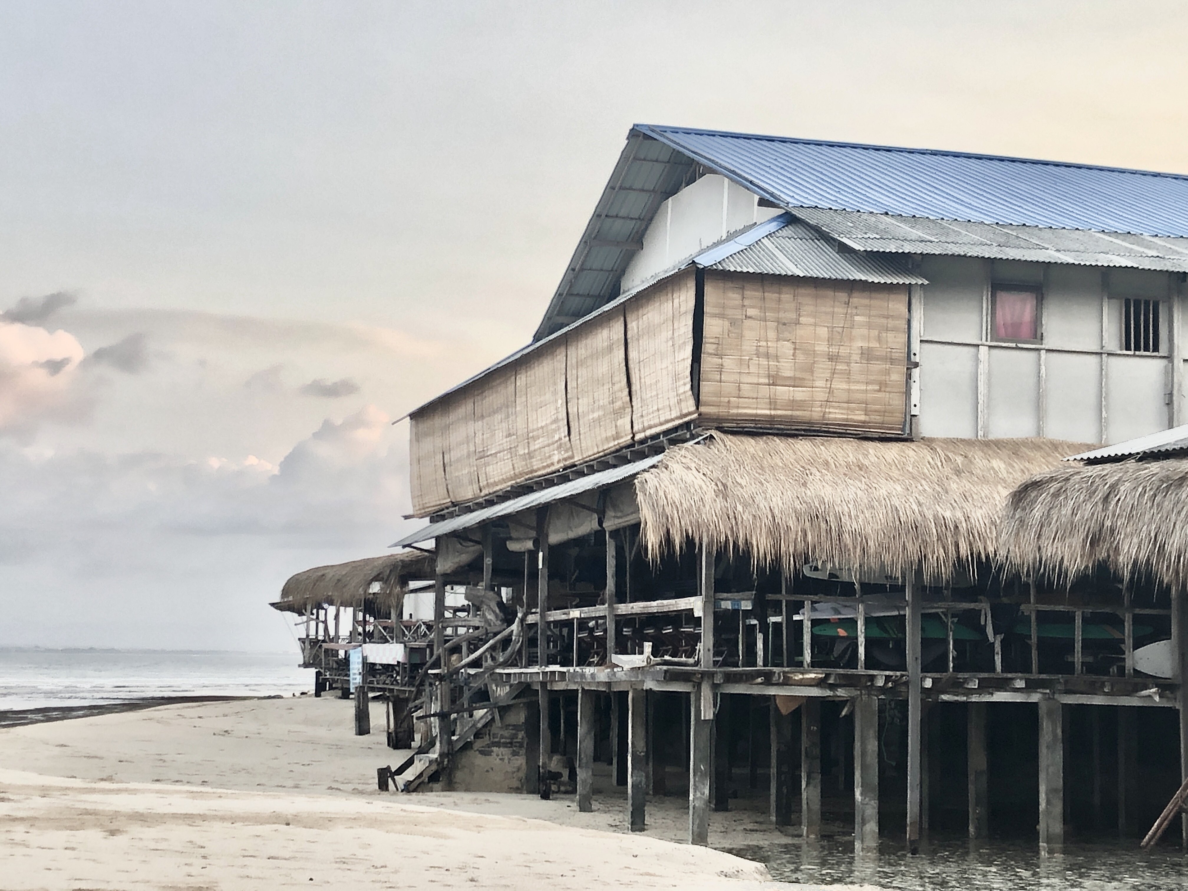 Foto de uma cabana de praia sobre palafitas 