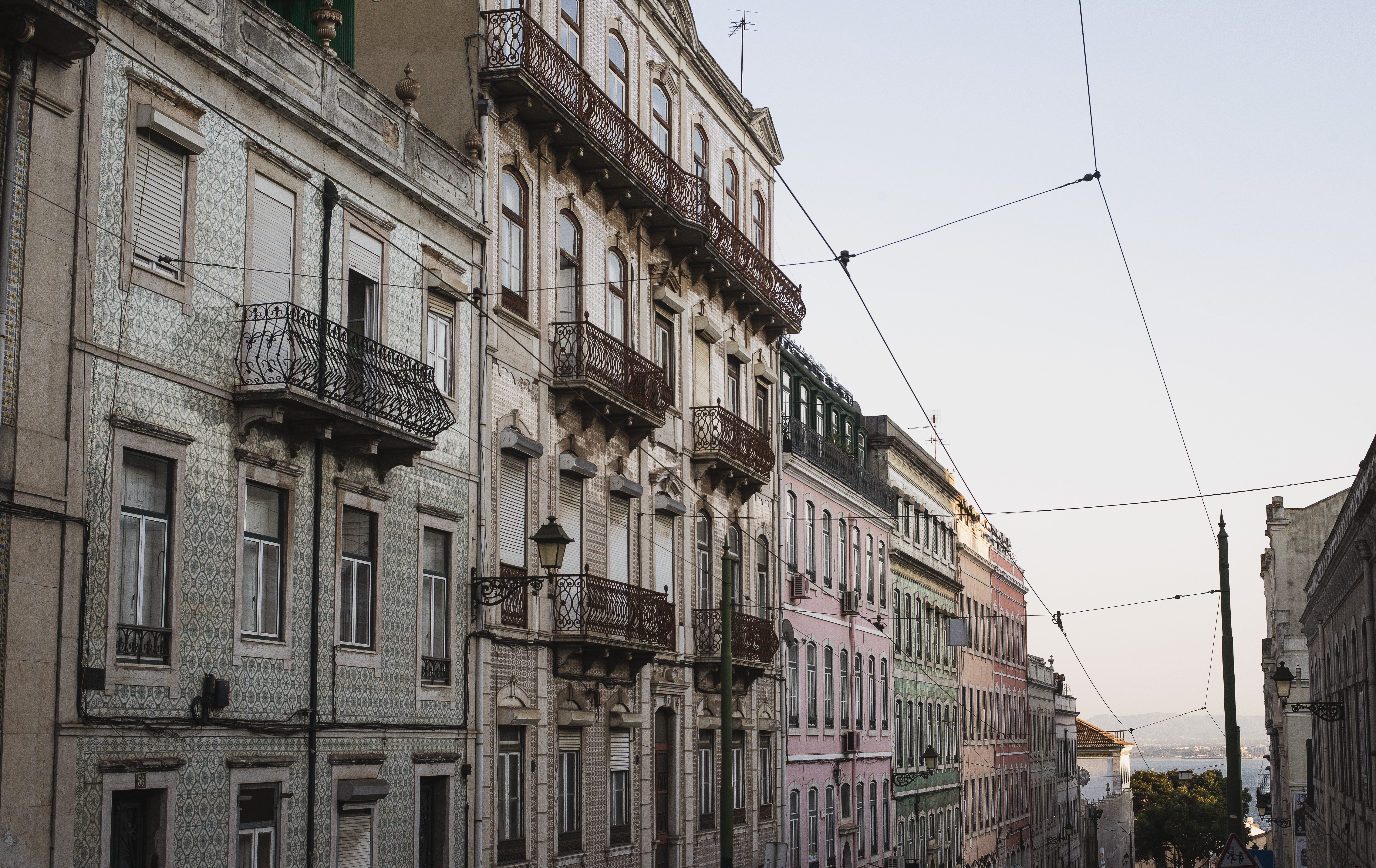 Edificios antiguos lanzando líneas hasta el agua debajo de la foto 