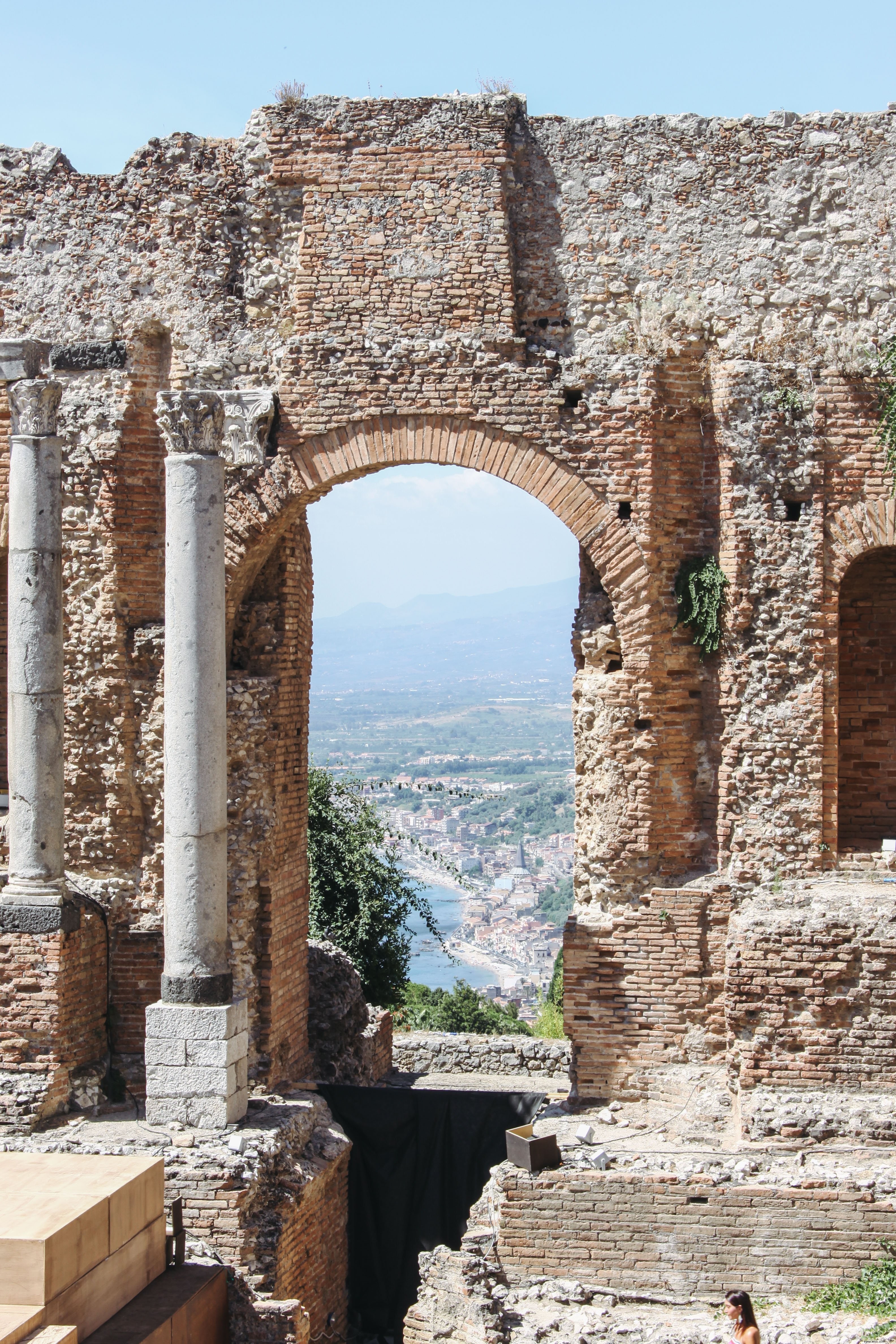 Vue sur la plage encadrée par une photo de ruines 