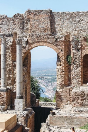 Vista de la playa enmarcada por la foto de las ruinas 