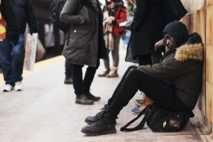 地味な座っている通勤者の男の写真 