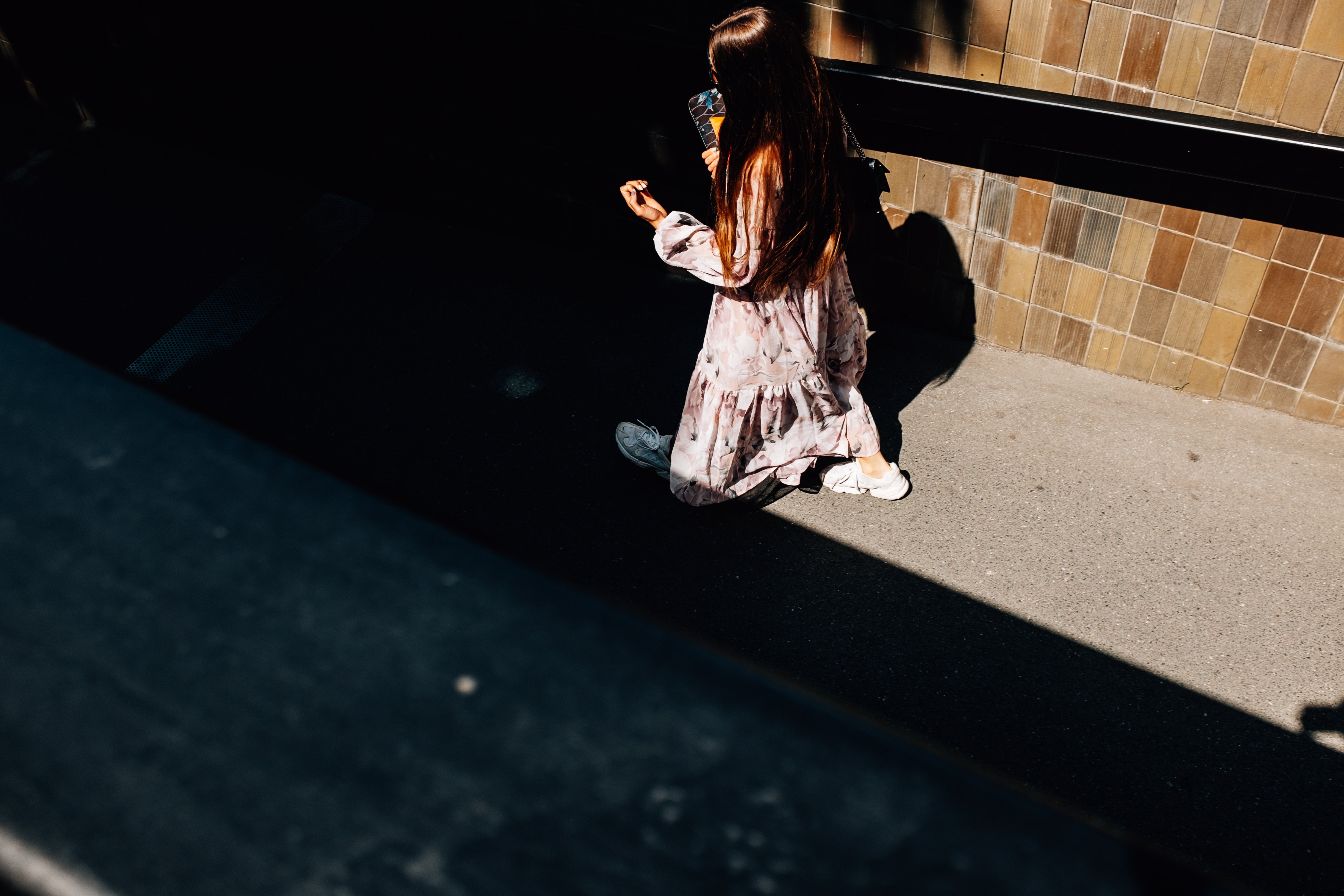 Persona caminando en la foto de la luz del sol 