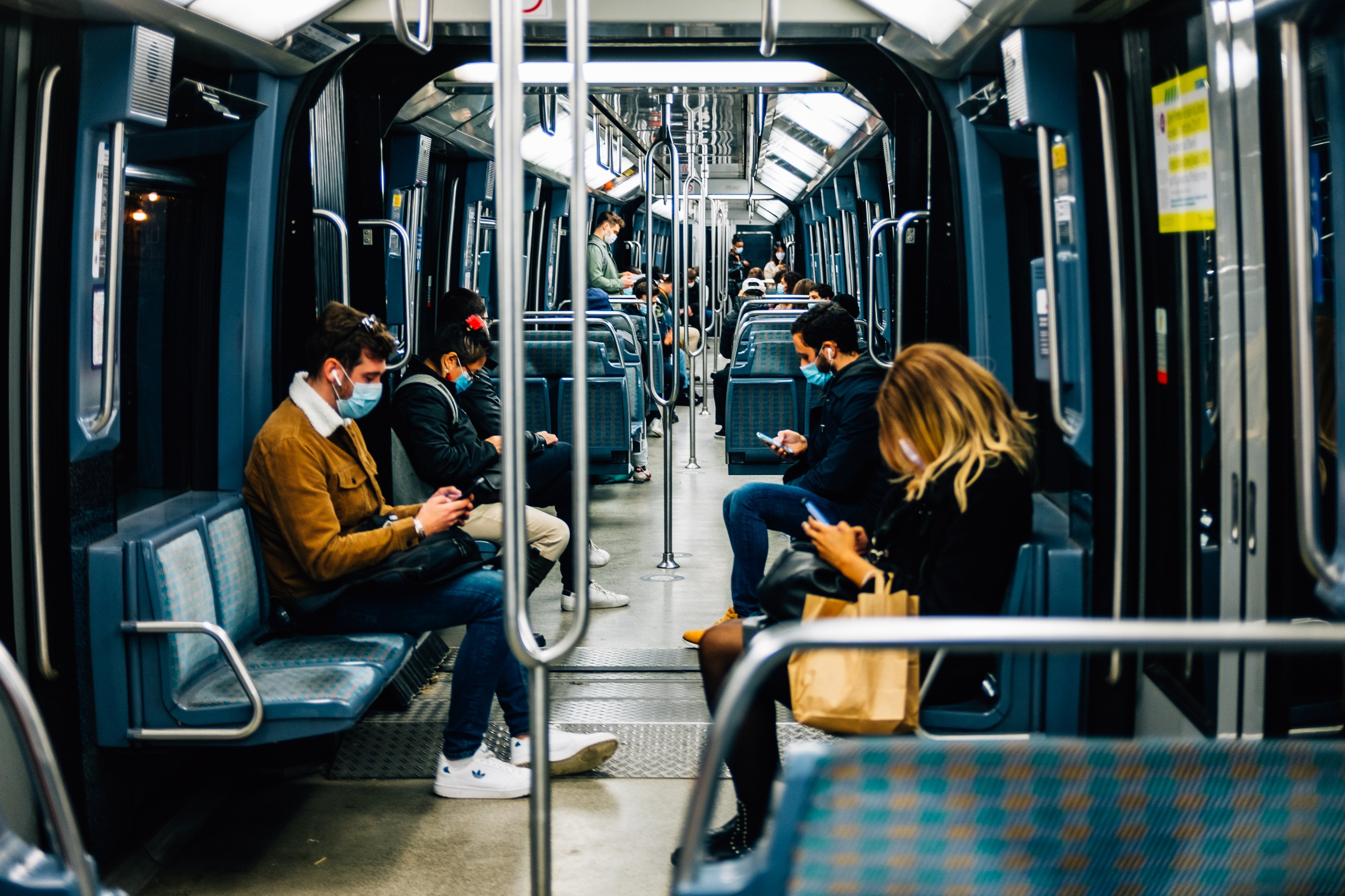 L intérieur bleu d une photo de train de transport en commun 