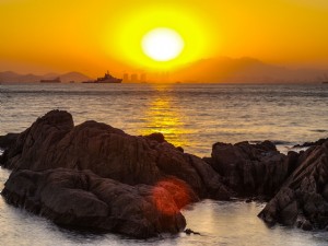 Foto de puesta de sol en la costa rocosa 