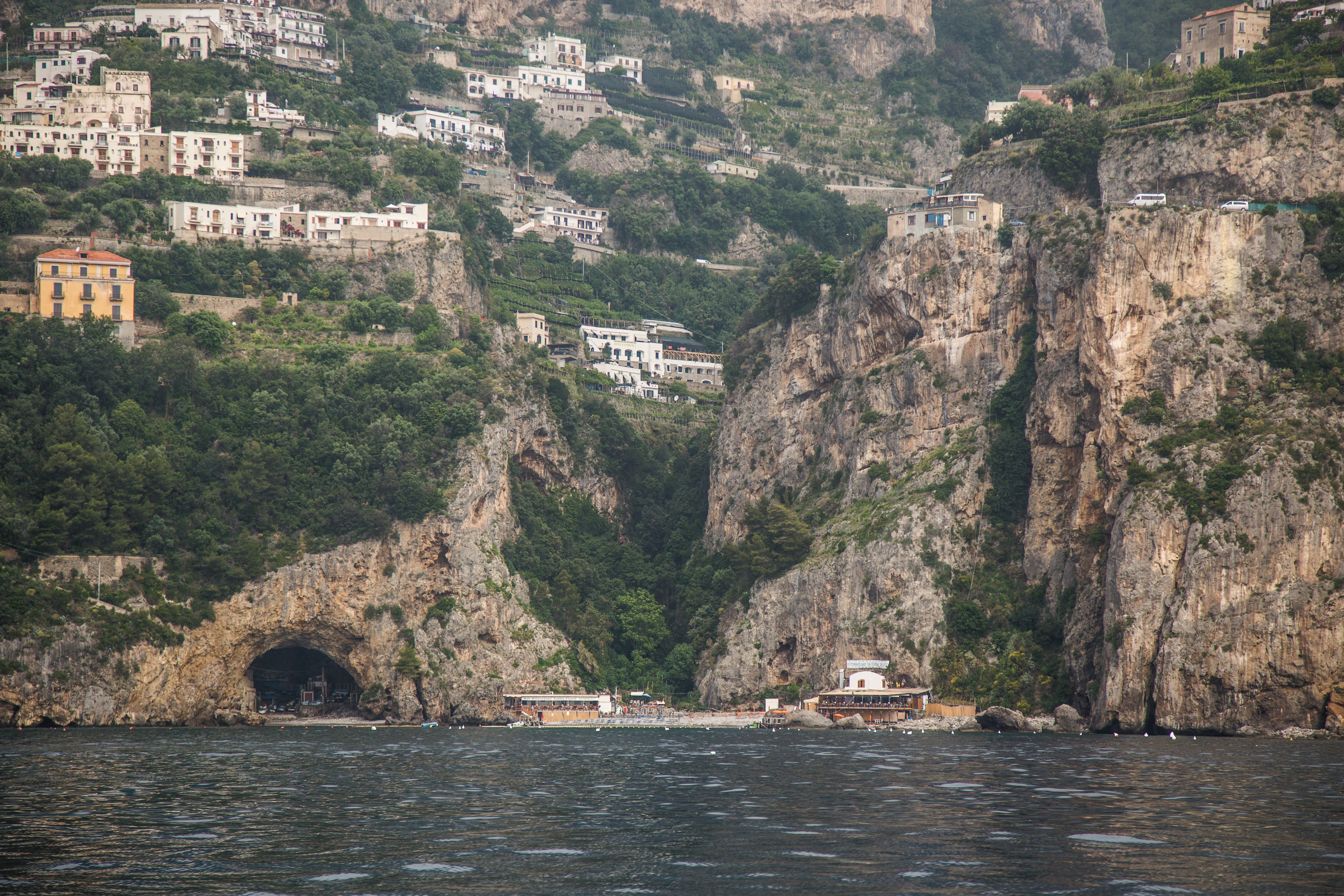 Vue des maisons de montagne au-dessus de l eau Photo 