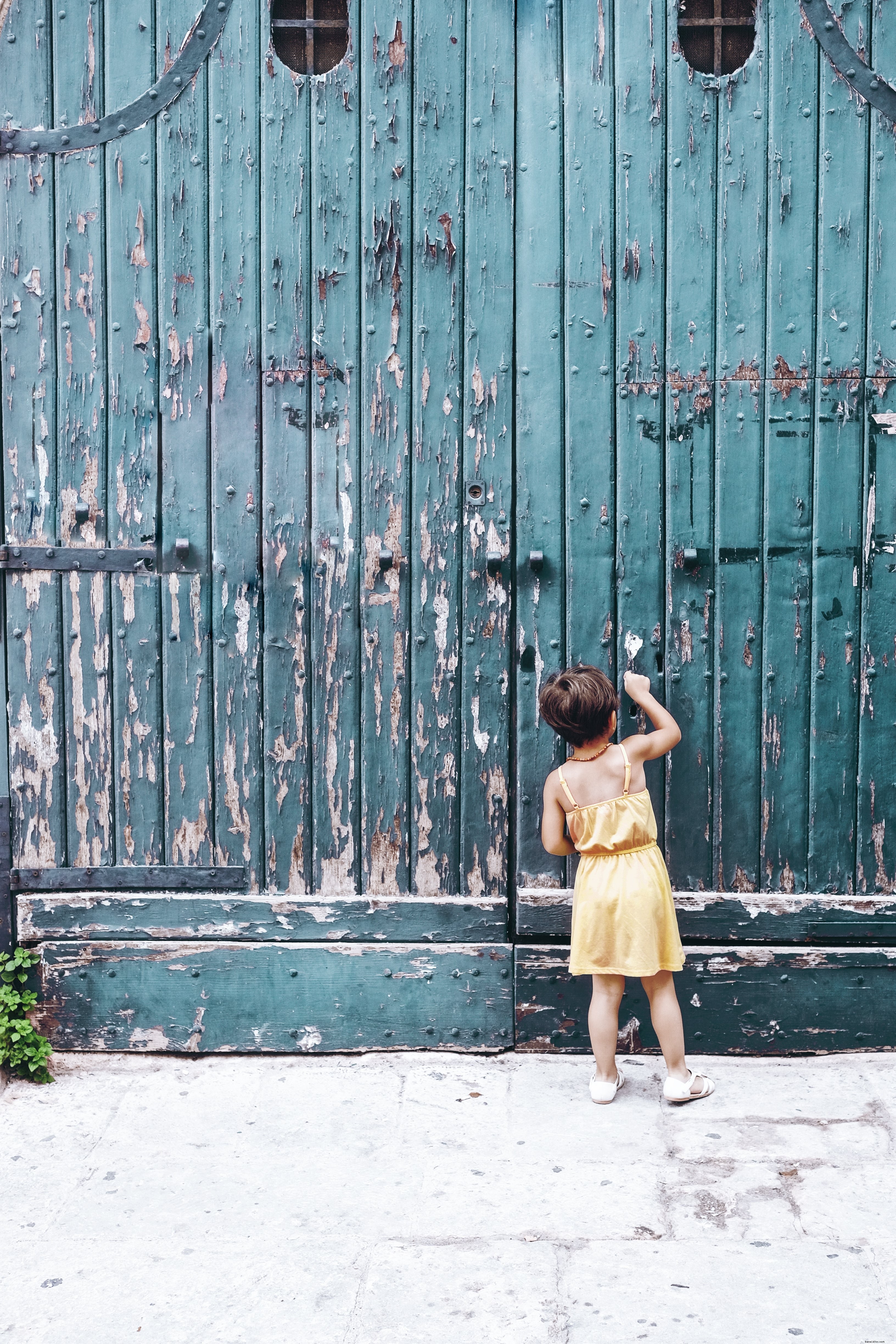 Joven golpea en una gran puerta azul foto 