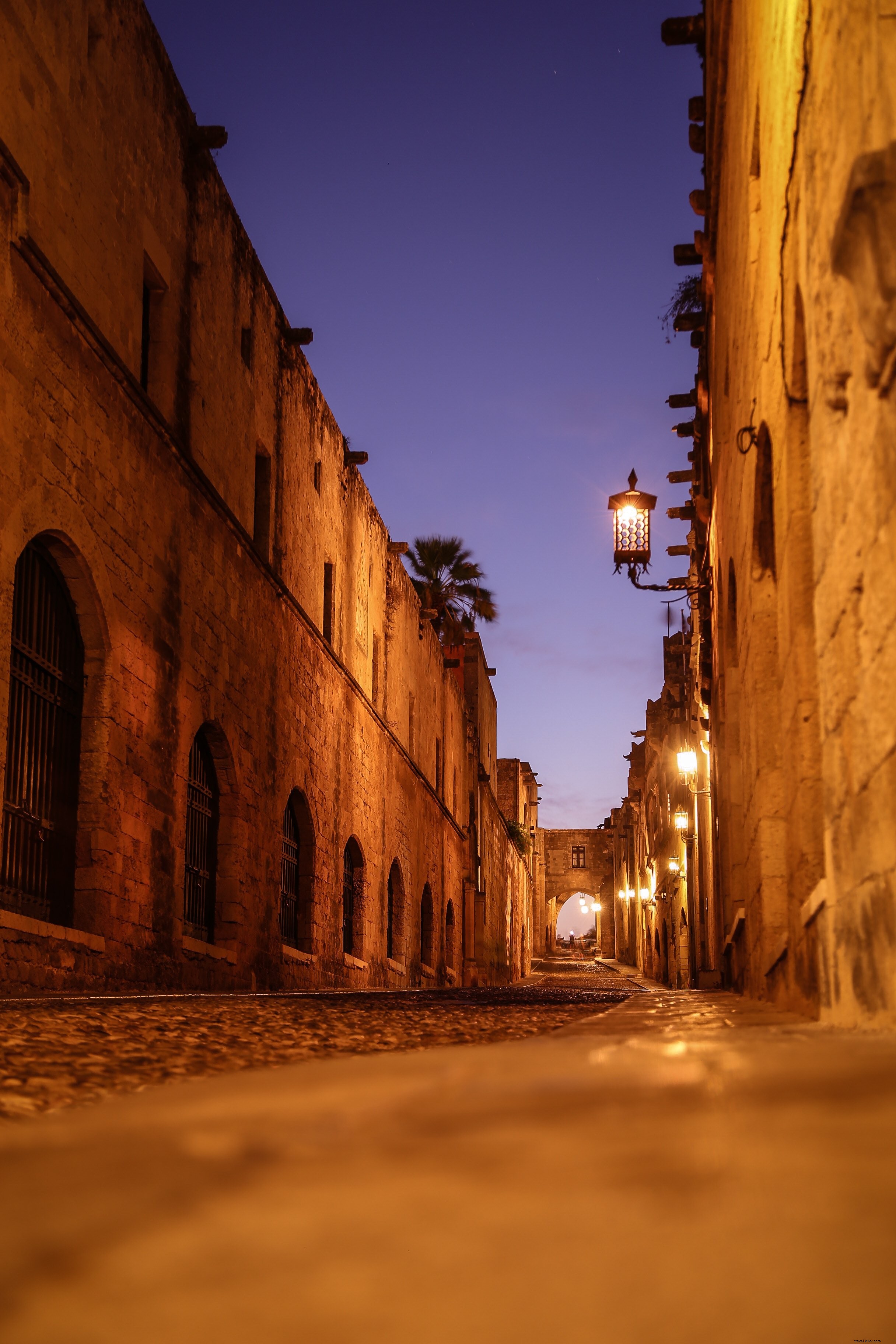 Foto do beco de pedra iluminada à noite 