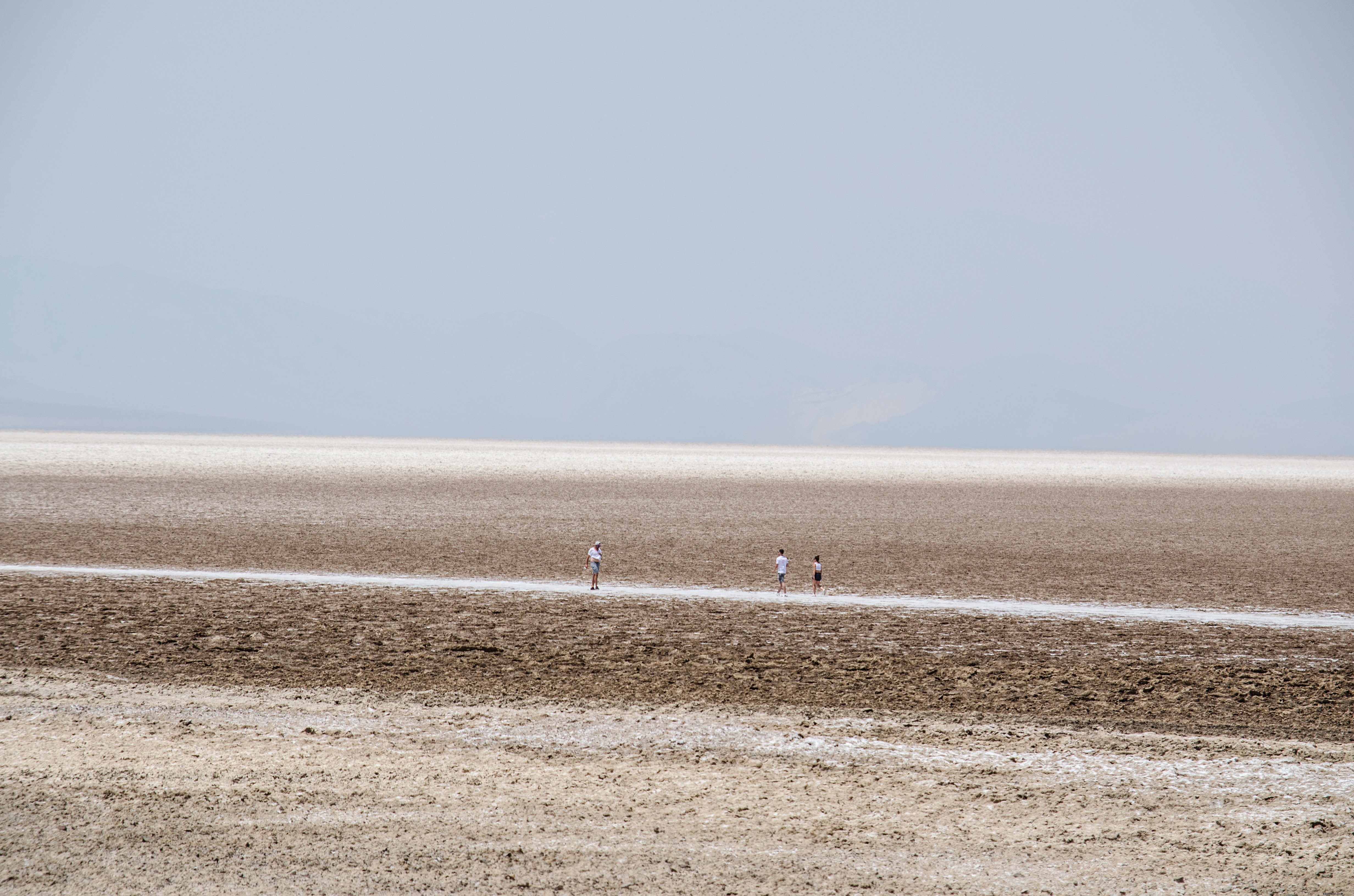 Turistas atraviesan una foto de un páramo desolado 