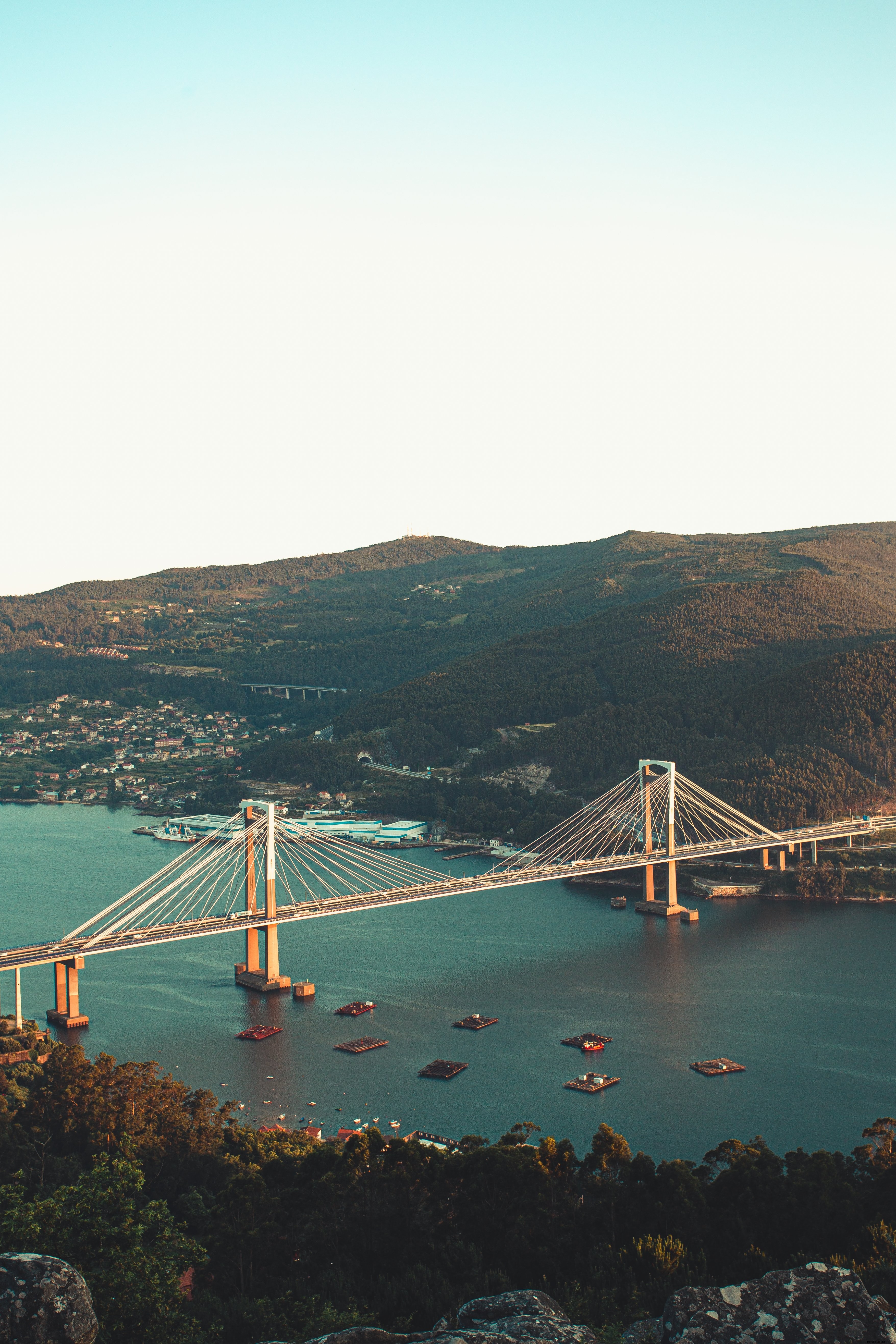 Puente que conecta dos montañas verdes Foto 