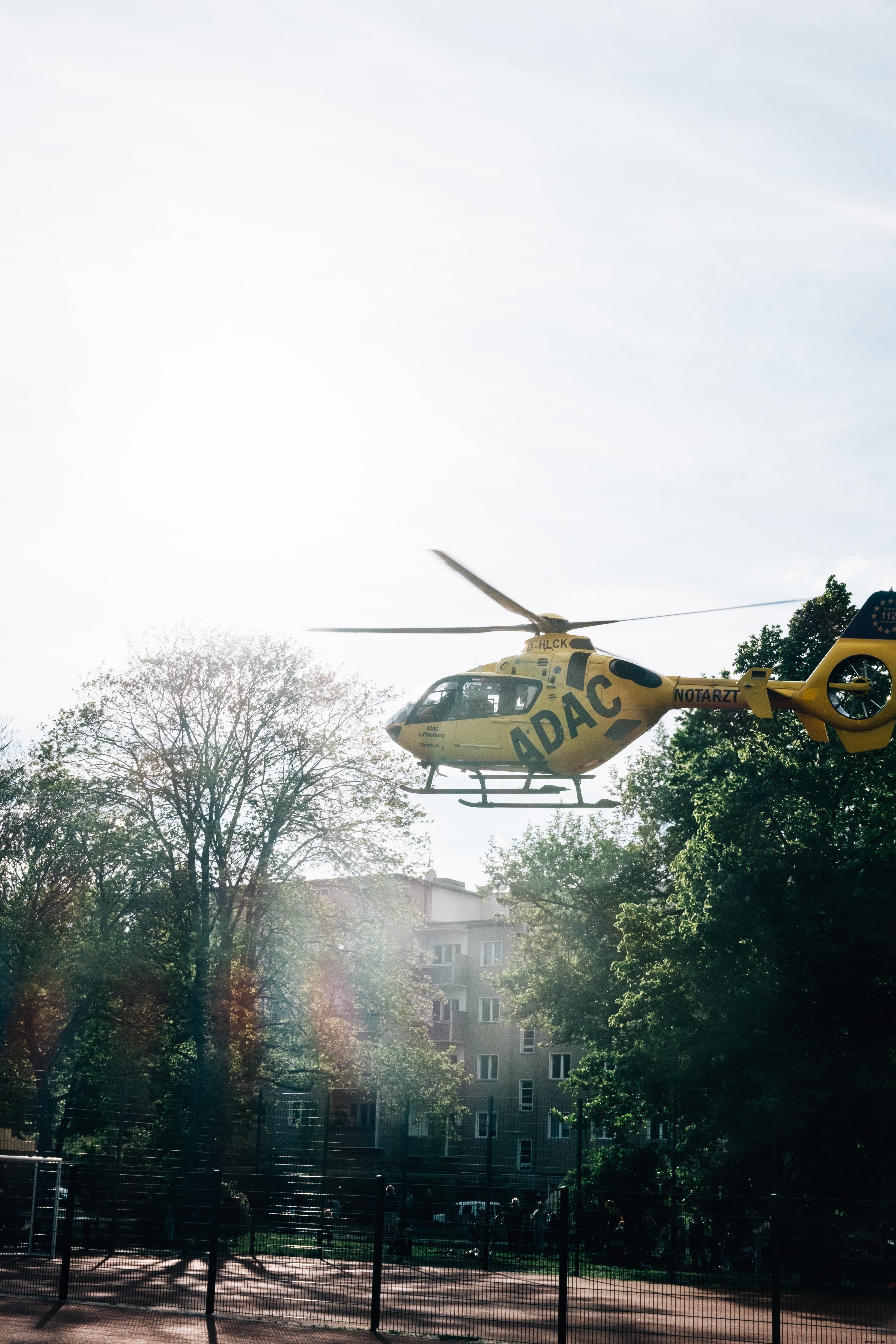 Foto de helicóptero amarillo aterriza en la ciudad 