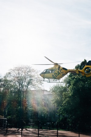 Foto de helicóptero amarillo aterriza en la ciudad 