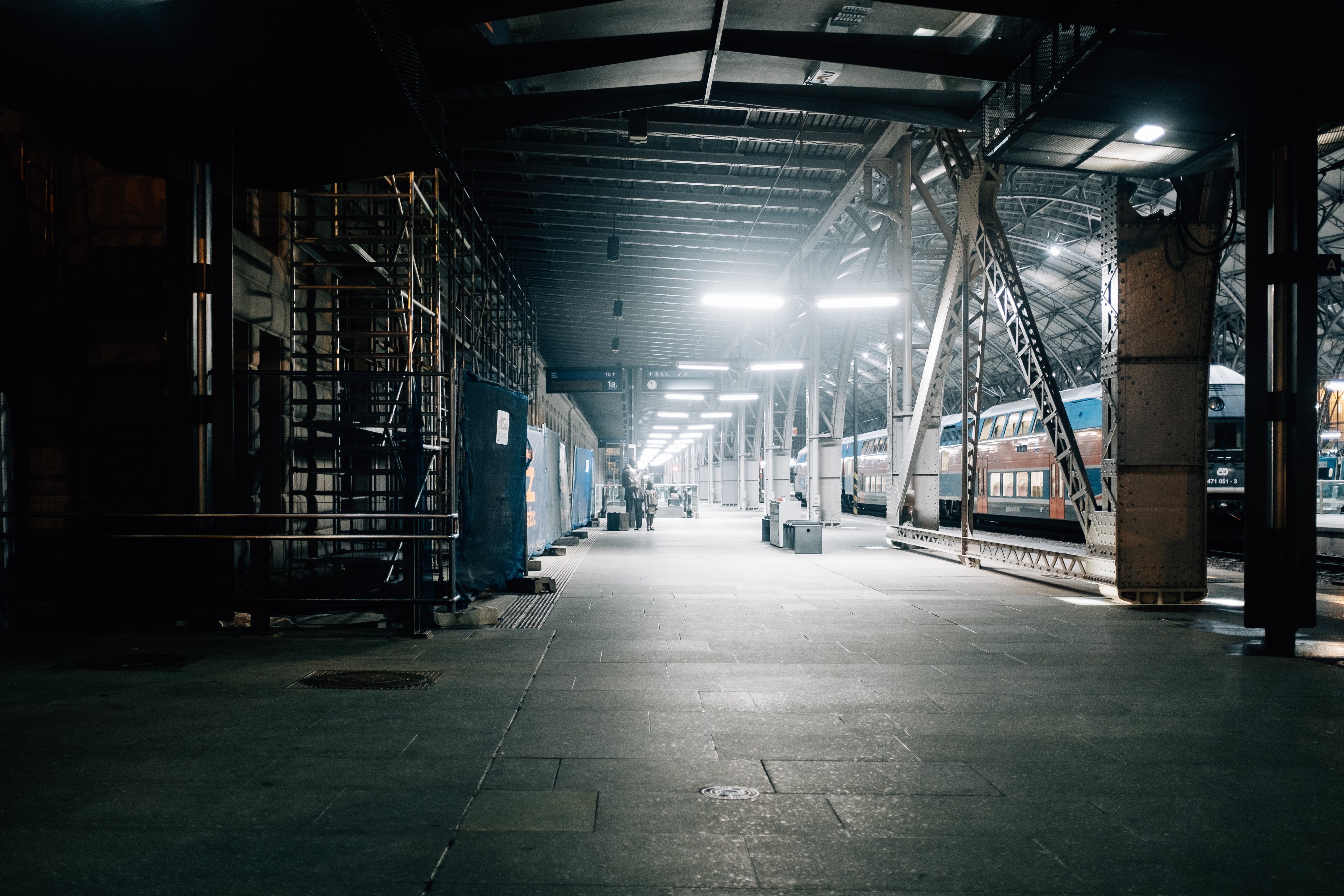 Tren sentado en una foto de la estación de tren vacía 