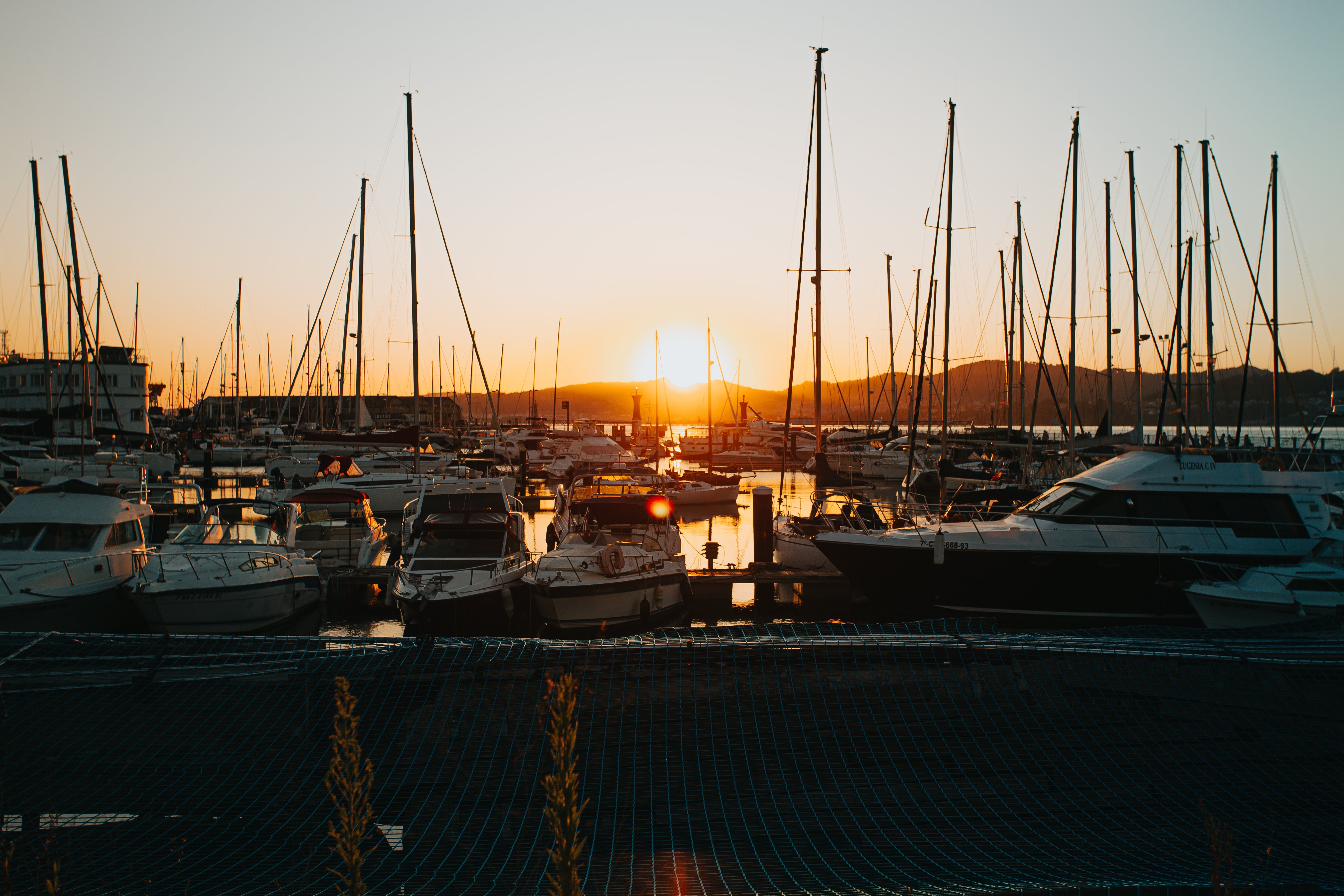 Couchers de soleil dans une marina pleine de bateaux Photo 