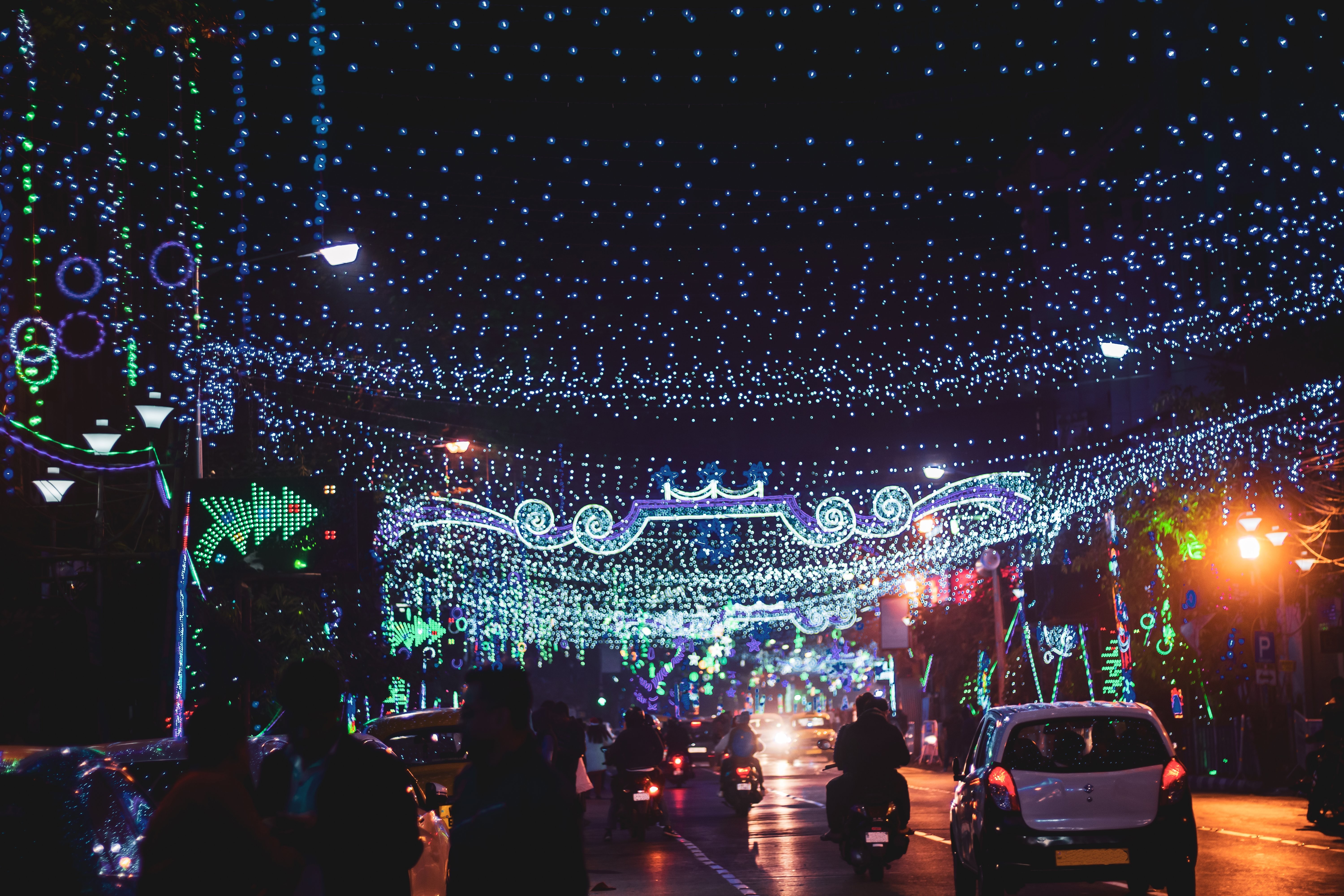 Luces que cuelgan sobre una concurrida foto de una carretera de la ciudad 