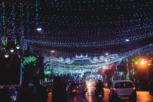Sting Lights Menggantung Di Foto Jalan Kota yang Sibuk 