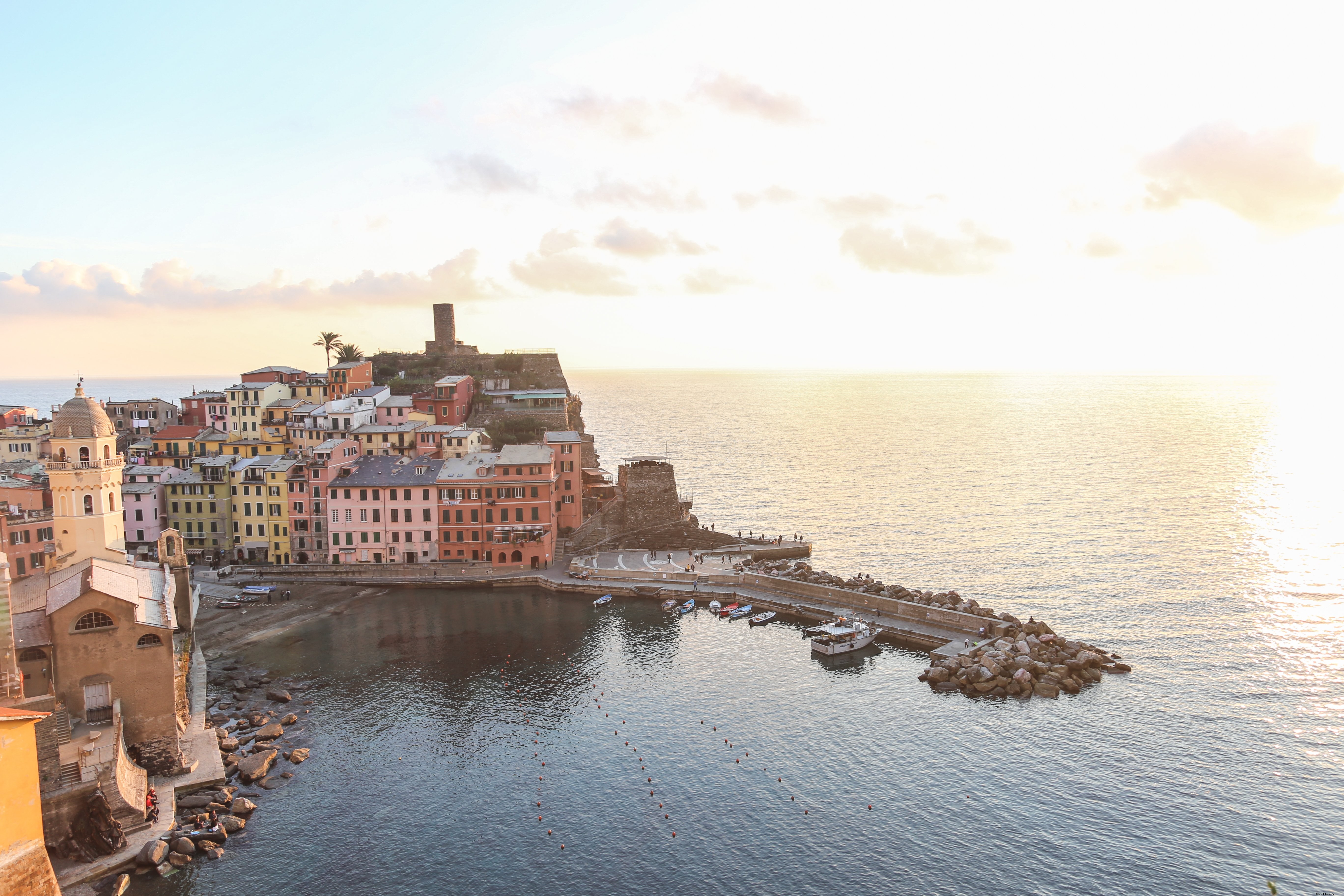 Barcos atracan en el puerto de Vernazza Italia Foto 