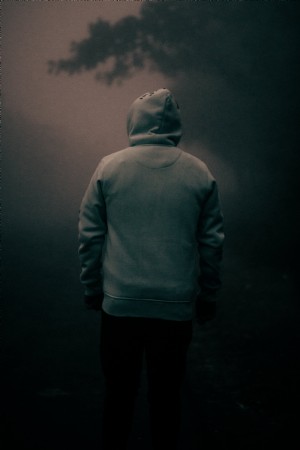 Immagine lunatica di una persona in maglione grigio con cappuccio foto 
