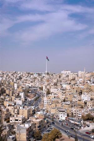 Foto de la bandera nacional de Jordania sobre la ciudad de Jerash 