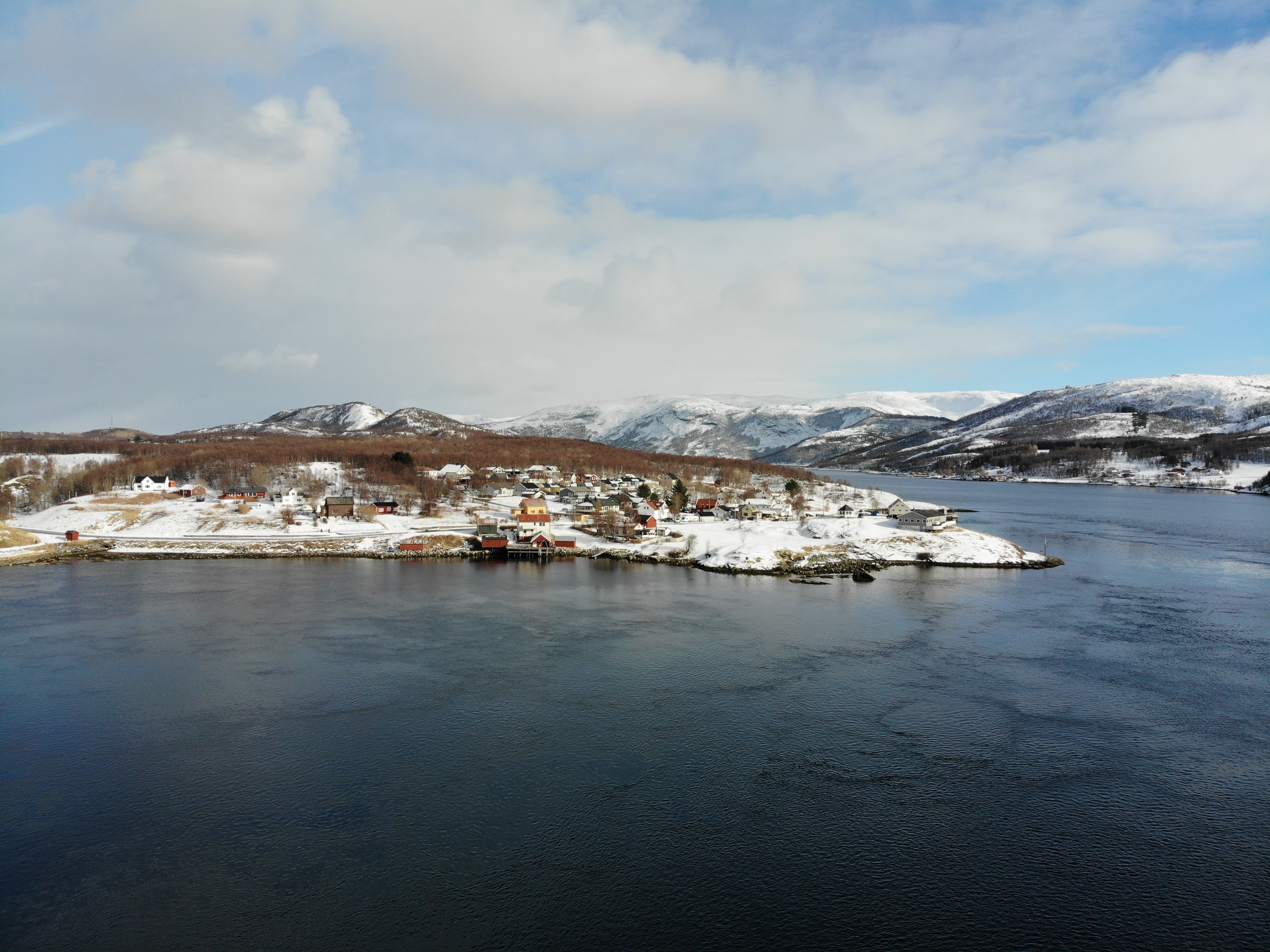 Une vue d une petite ville au bord du lac Photo 