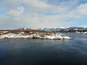 Une vue d une petite ville au bord du lac Photo 