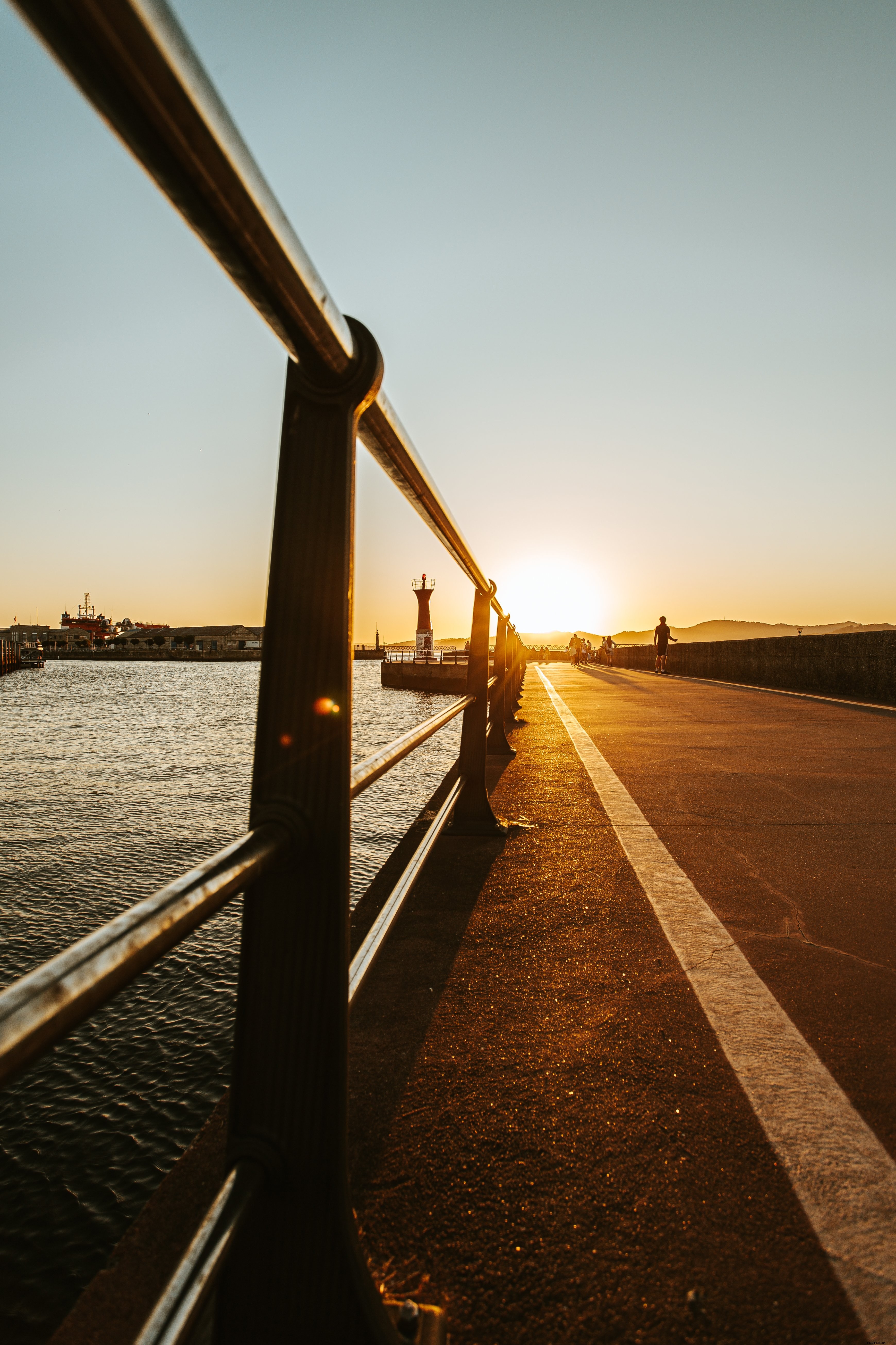 Carril bici junto al agua al atardecer Foto 