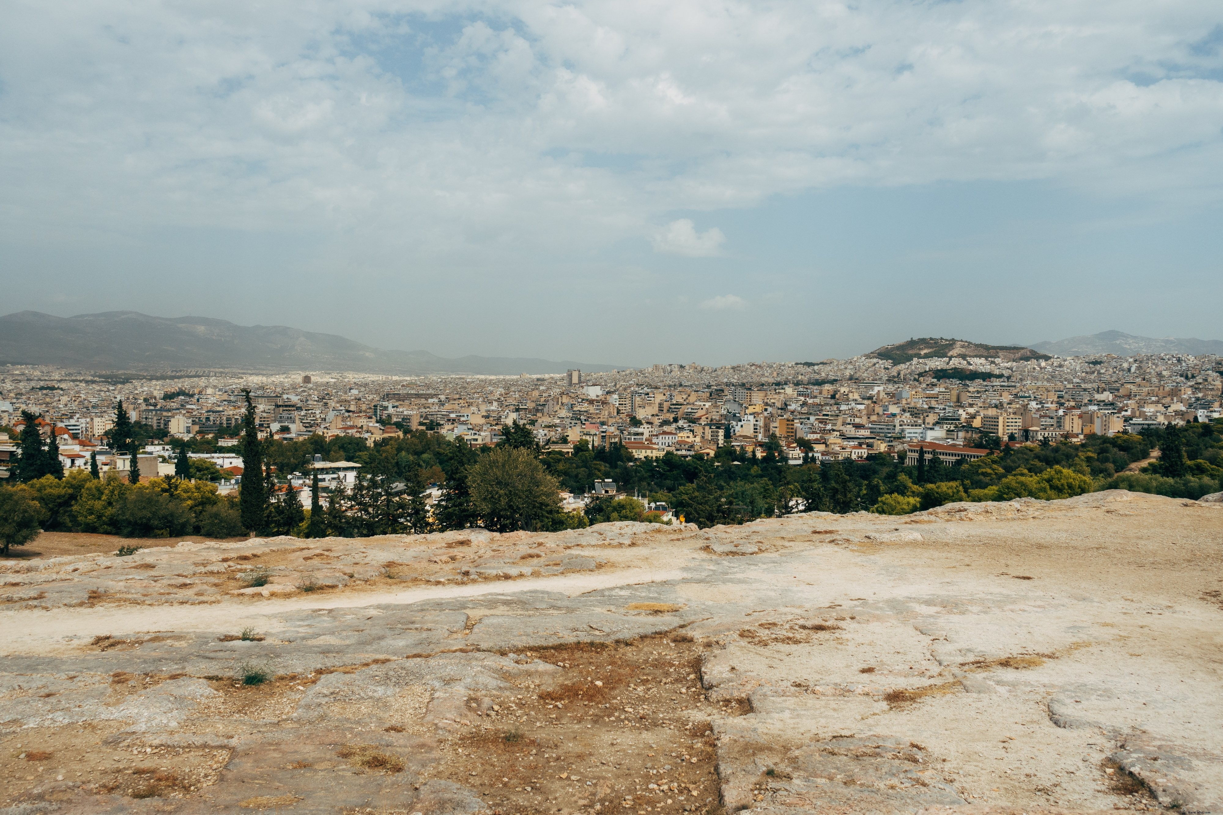 Vista da cidade a partir de uma foto no topo de uma colina rochosa 