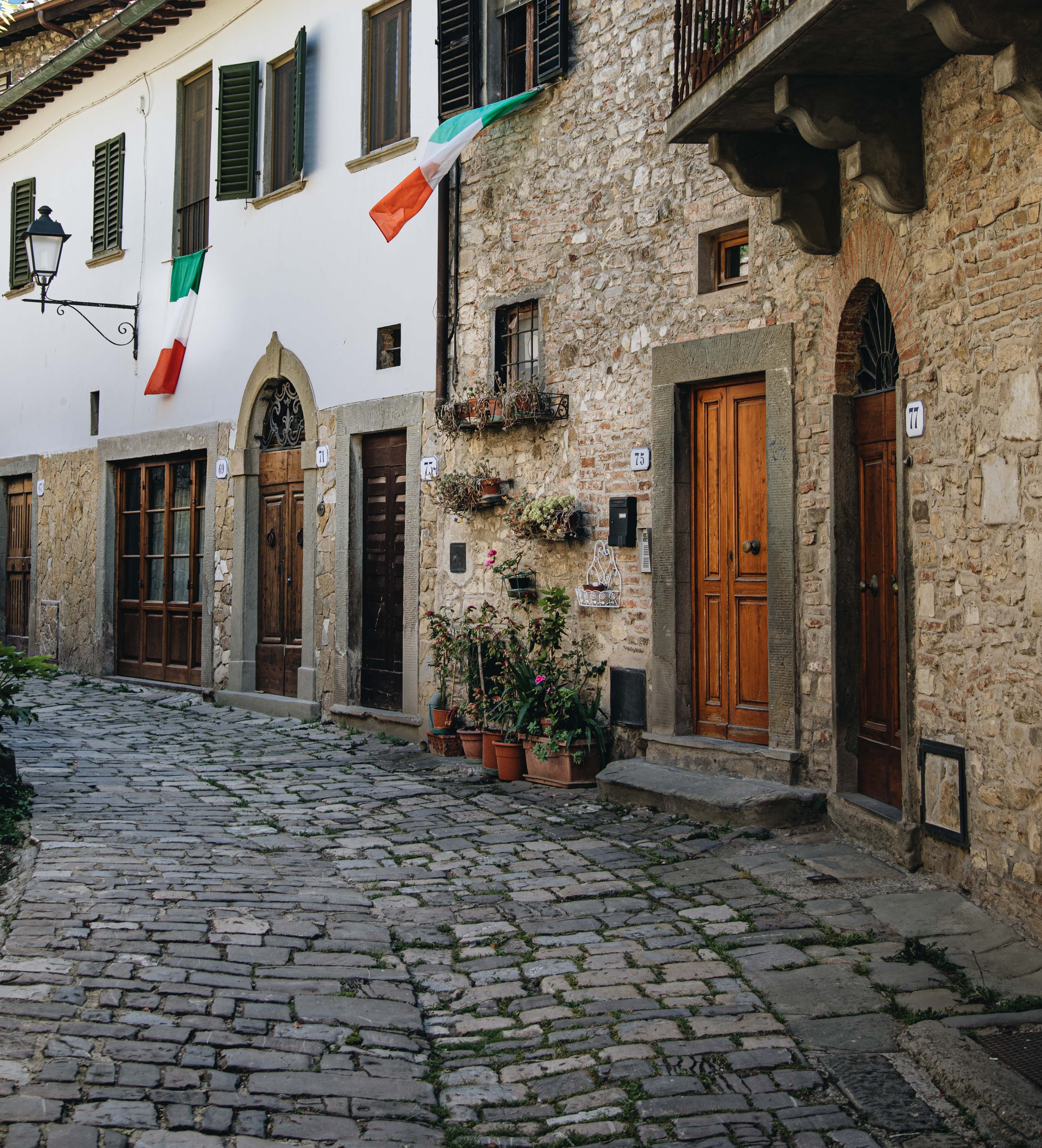 Petites maisons sur une rue pavée Photo 