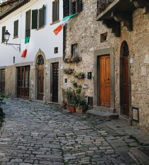 Piccole case su una strada acciottolata in pietra Photo 