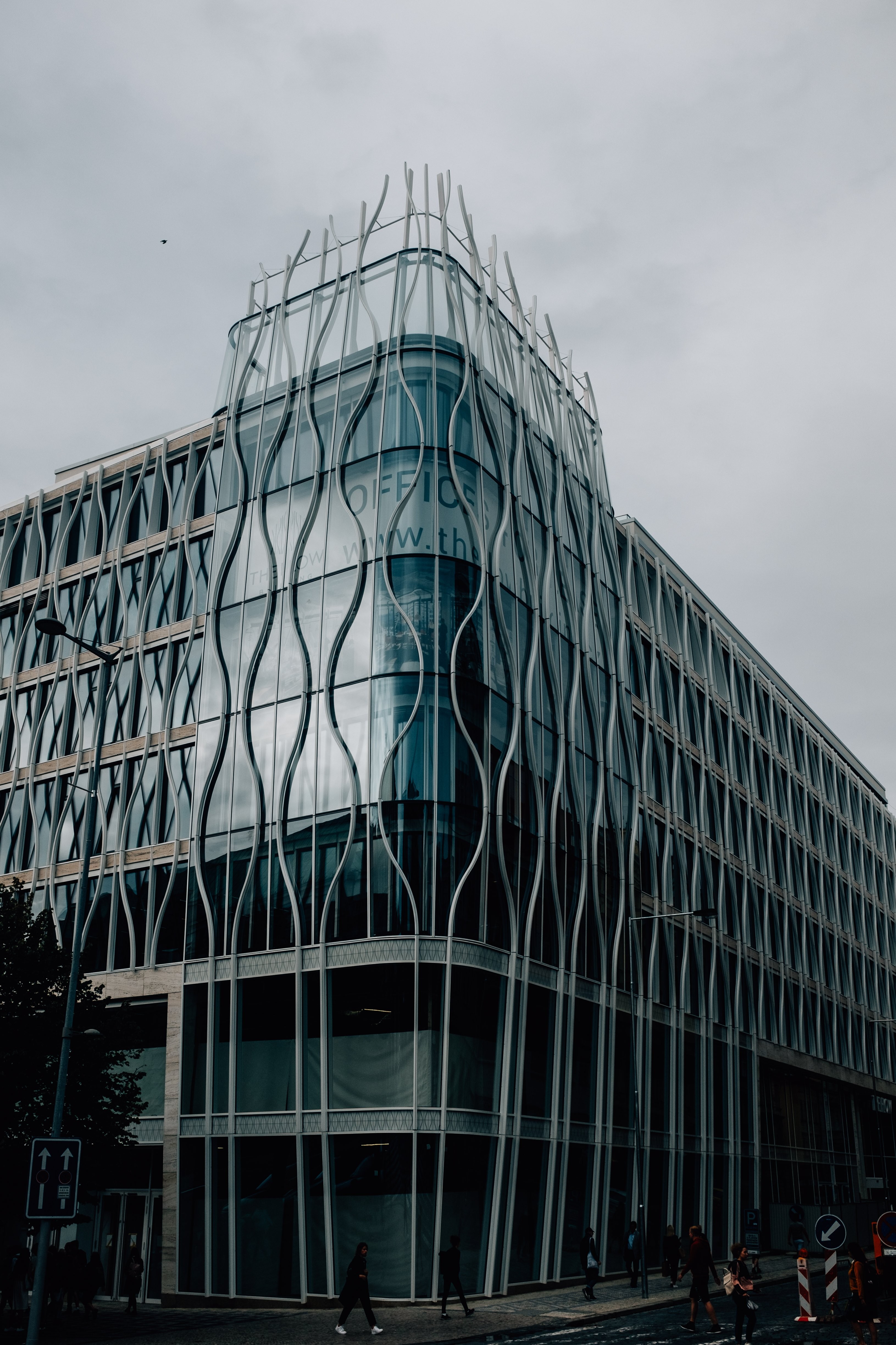 Photo du bâtiment de la ville en métal et en verre 