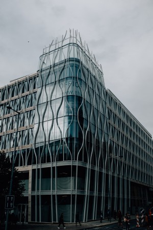 Foto di edificio in metallo e vetro della città 