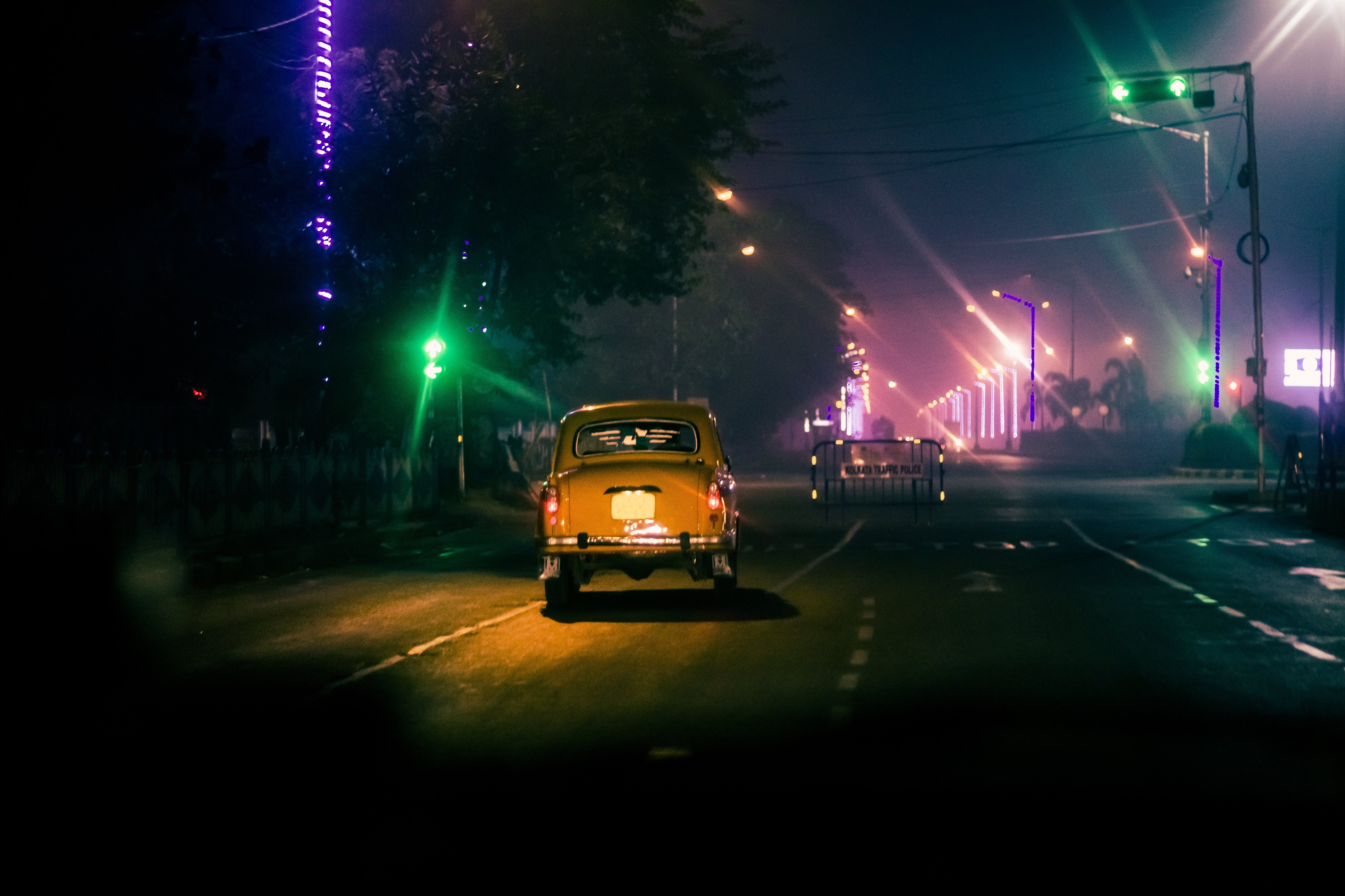 Táxi passa por uma rua vazia à noite. Foto 